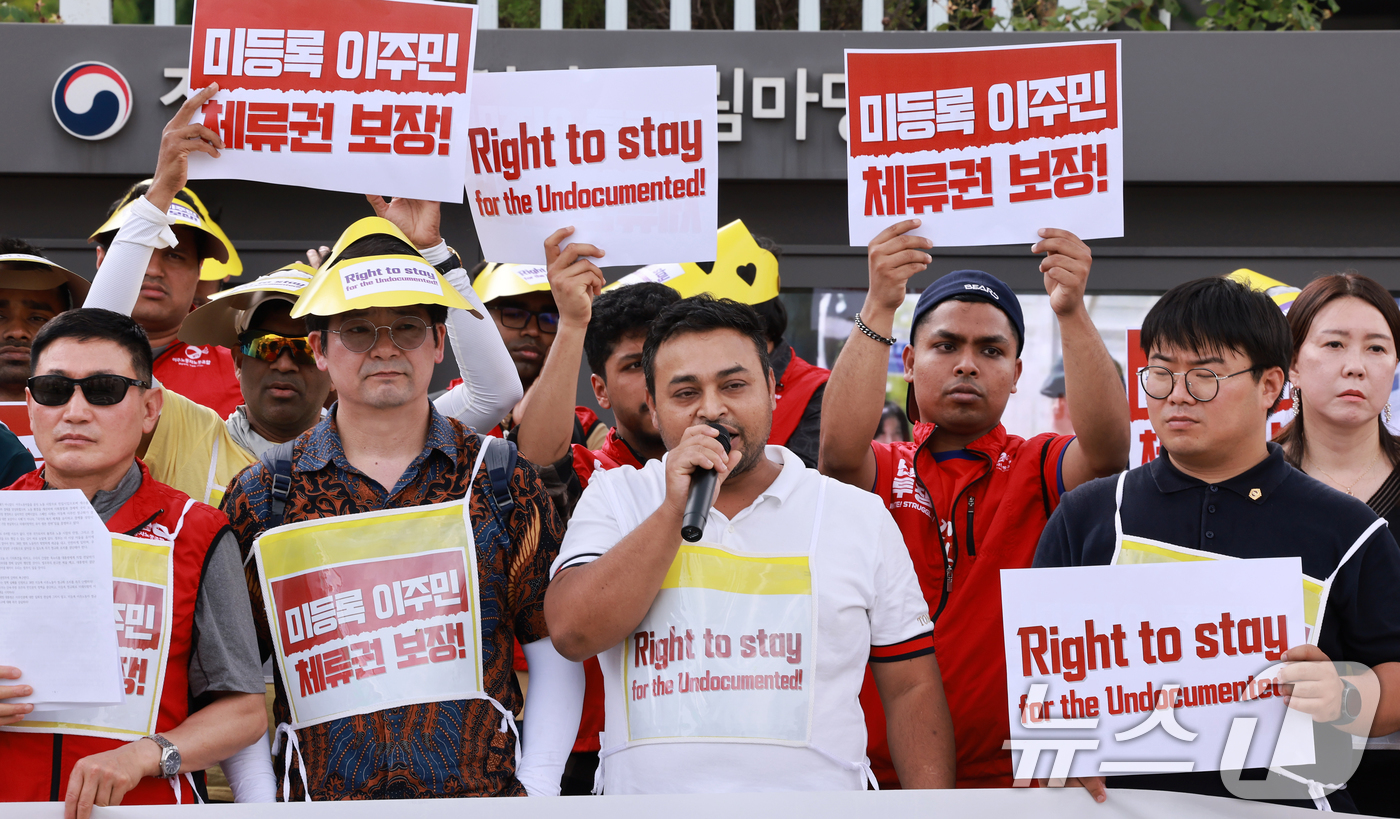 (서울=뉴스1) 이호윤 기자 = 14일 서울 정부서울청사 앞에서 열린 미등록 이주민 체류권 보장 촉구 오체투지 행진 기자회견에서 이주민 대표자가 발언하고 있다. 2026.6.14/ …