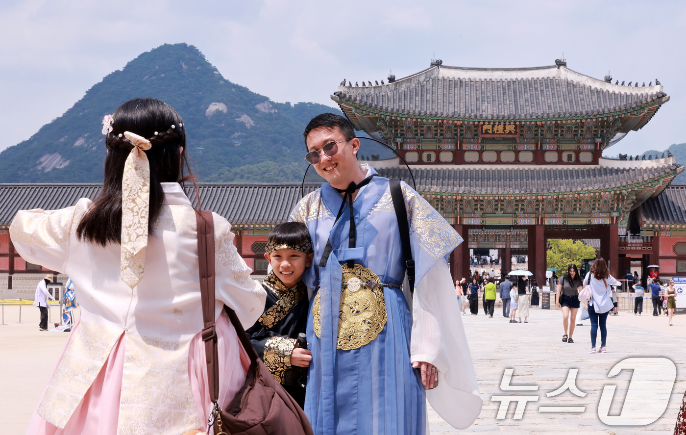 (서울=뉴스1) 이호윤 기자 = 14일 서울 종로구 경복궁에서 한복을 입은 외국인 관광객들이 기념촬영을 하고 있다.이날 한국문화관광연구원의 '국제관광시장 전망'에 따르면 원화 가치 …