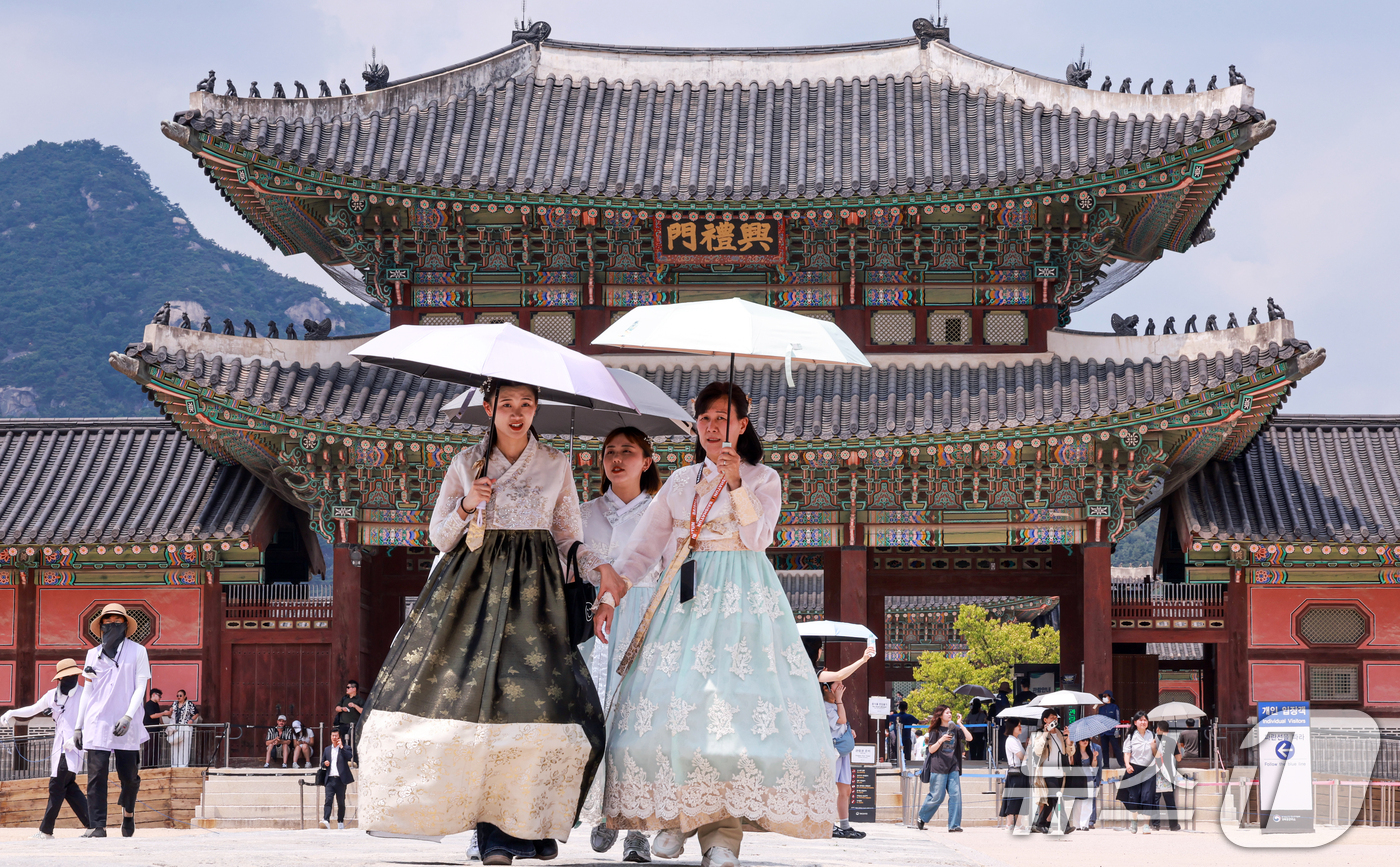 (서울=뉴스1) 이호윤 기자 = 14일 서울 종로구 경복궁에서 한복을 입은 외국인 관광객들이 경복궁을 둘러보고 있다.이날 한국문화관광연구원의 '국제관광시장 전망'에 따르면 원화 가 …
