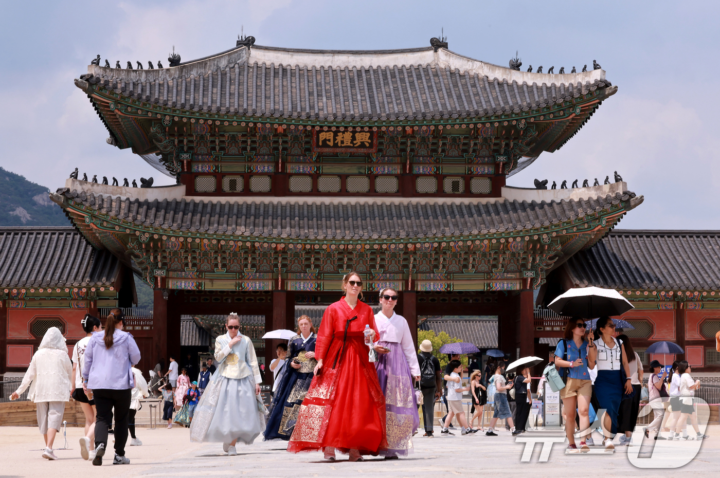 (서울=뉴스1) 이호윤 기자 = 14일 서울 종로구 경복궁에서 한복을 입은 외국인 관광객들이 경복궁을 둘러보고 있다.이날 한국문화관광연구원의 '국제관광시장 전망'에 따르면 원화 가 …