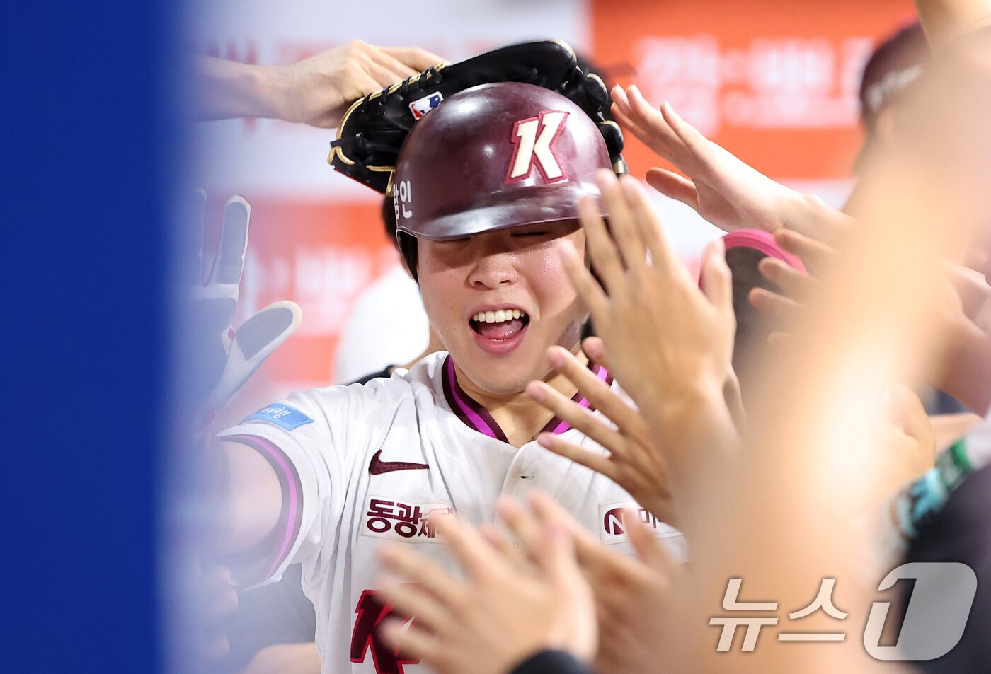 본문 이미지 - 14일 서울 고척스카이돔에서 열린 '2026 신한은행 SOL KBO리그' 한화 이글스와 키움 히어로즈의 경기, 키움 여동욱이 8회말 2사 2루 상황에서 원성준의 1타점 적시타 때 득점을 올린 후 더그아웃에서 하이파이브를 하고 있다. 2026.6.14 ⓒ 뉴스1 김성진 기자