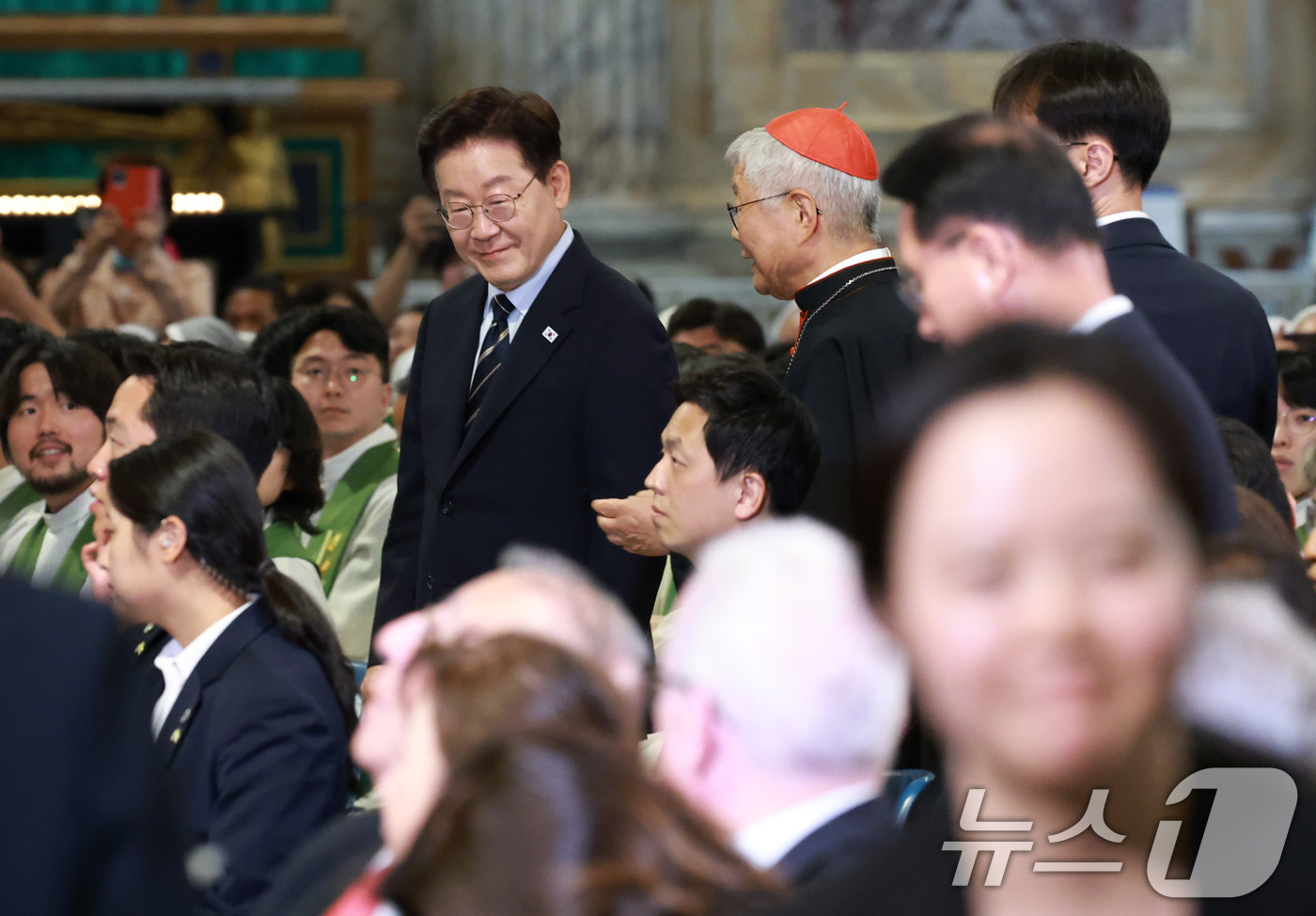 (로마(이탈리아)=뉴스1) 허경 기자 = 이재명 대통령과 유흥식 추기경이 14일 이탈리아 로마 성 바오로 대성당에서 열린 평화와 연대를 위한 특별미사에 참석하고 있다. 2026.6 …