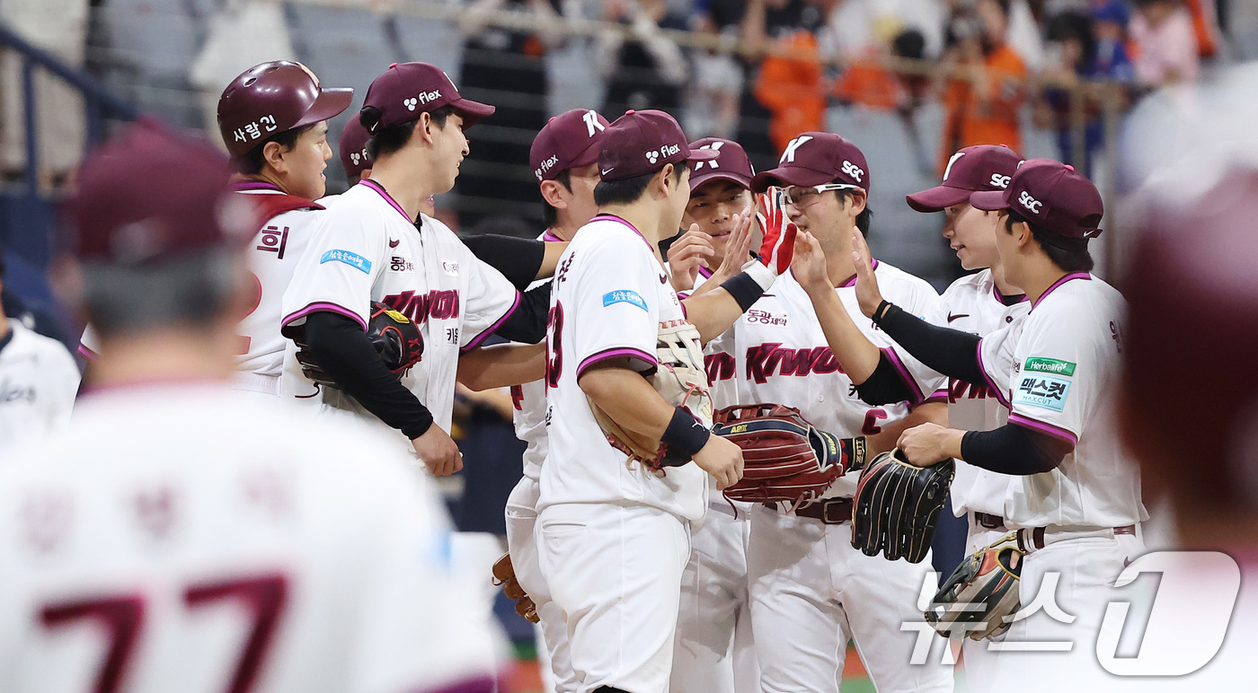 (서울=뉴스1) 김성진 기자 = 14일 서울 고척스카이돔에서 열린 '2026 신한은행 SOL KBO리그'  한화 이글스와 키움 히어로즈의 경기에서 3-2로 승리를 거둔 키움 선수들 …