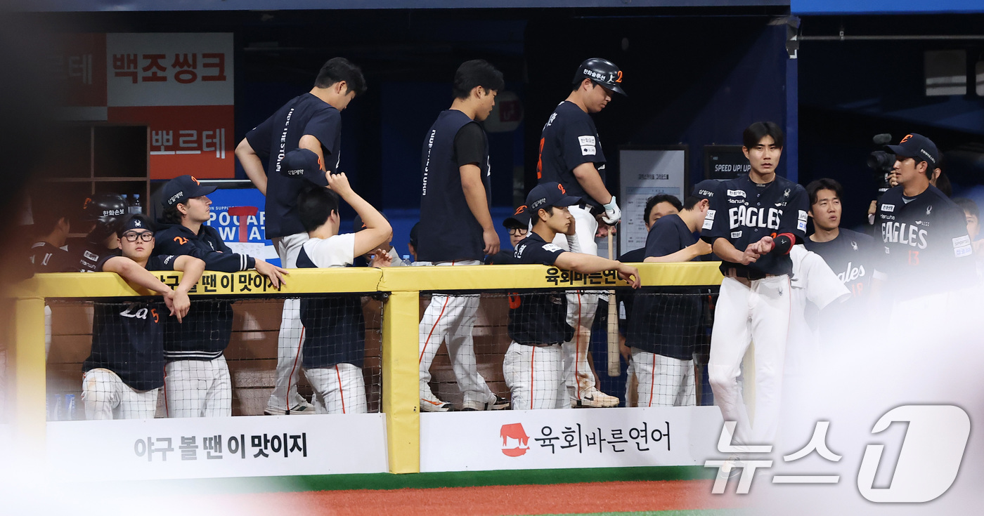 (서울=뉴스1) 김성진 기자 = 14일 서울 고척스카이돔에서 열린 '2026 신한은행 SOL KBO리그'  한화 이글스와 키움 히어로즈의 경기에서 2-3으로 패배한 한화 선수들이 …