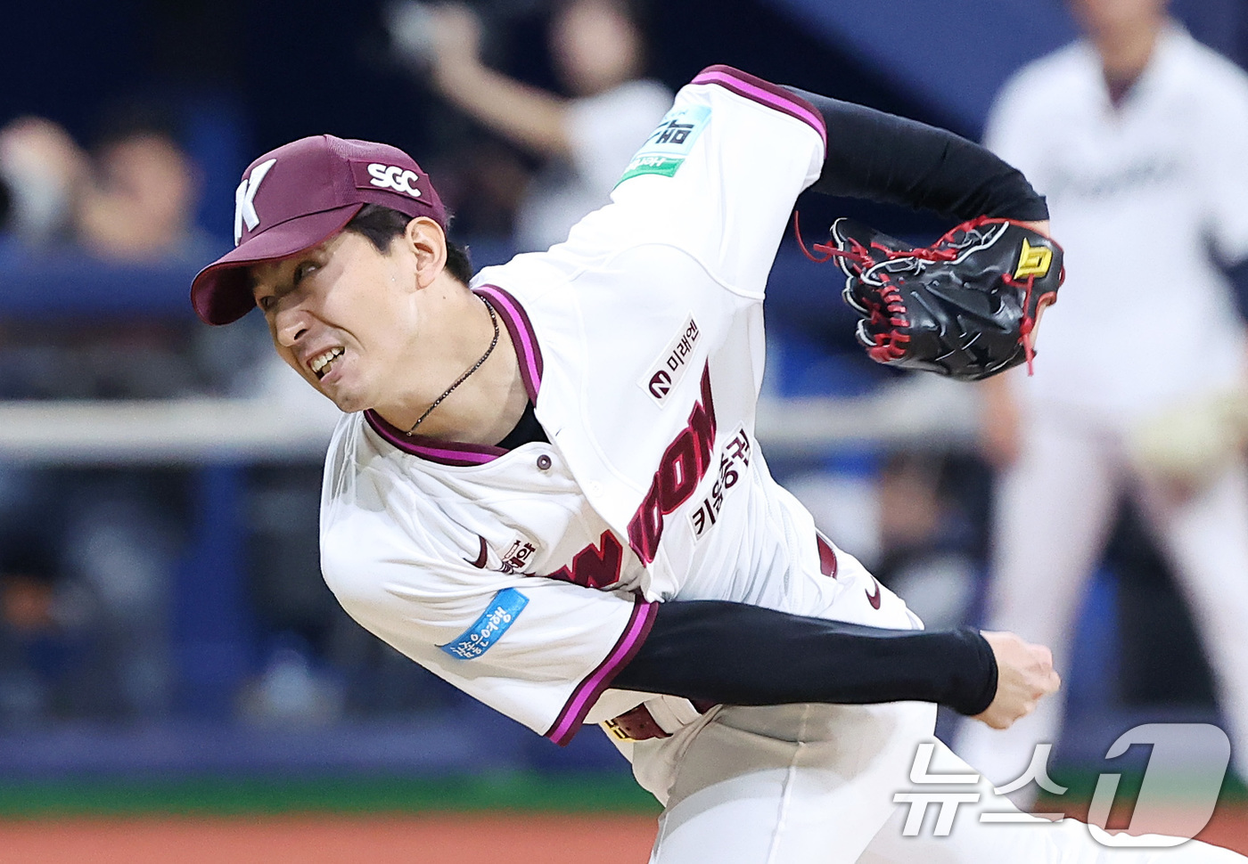 (서울=뉴스1) 김성진 기자 = 14일 서울 고척스카이돔에서 열린 '2026 신한은행 SOL KBO리그'  한화 이글스와 키움 히어로즈의 경기에서 키움 마무리 투수 유토가 역투하고 …
