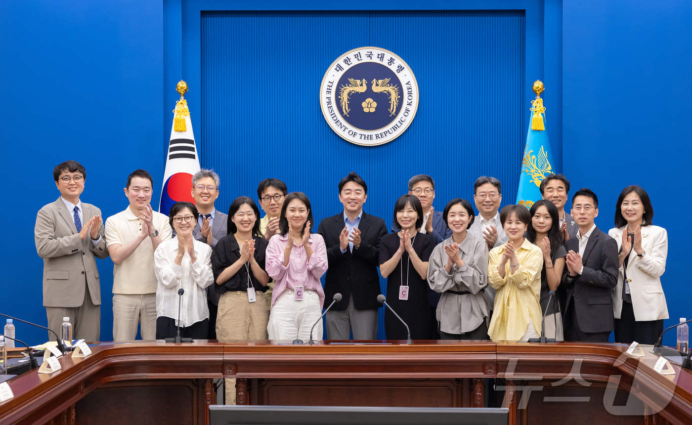 (서울=뉴스1) 이재명 기자 = 강훈식 비서실장이 14일 청와대에서 열린 청년미래자문단 최종회의에서 참석자들과 기념촬영을 하고 있다. (청와대 제공. 재판매 및 DB 금지) 202 …