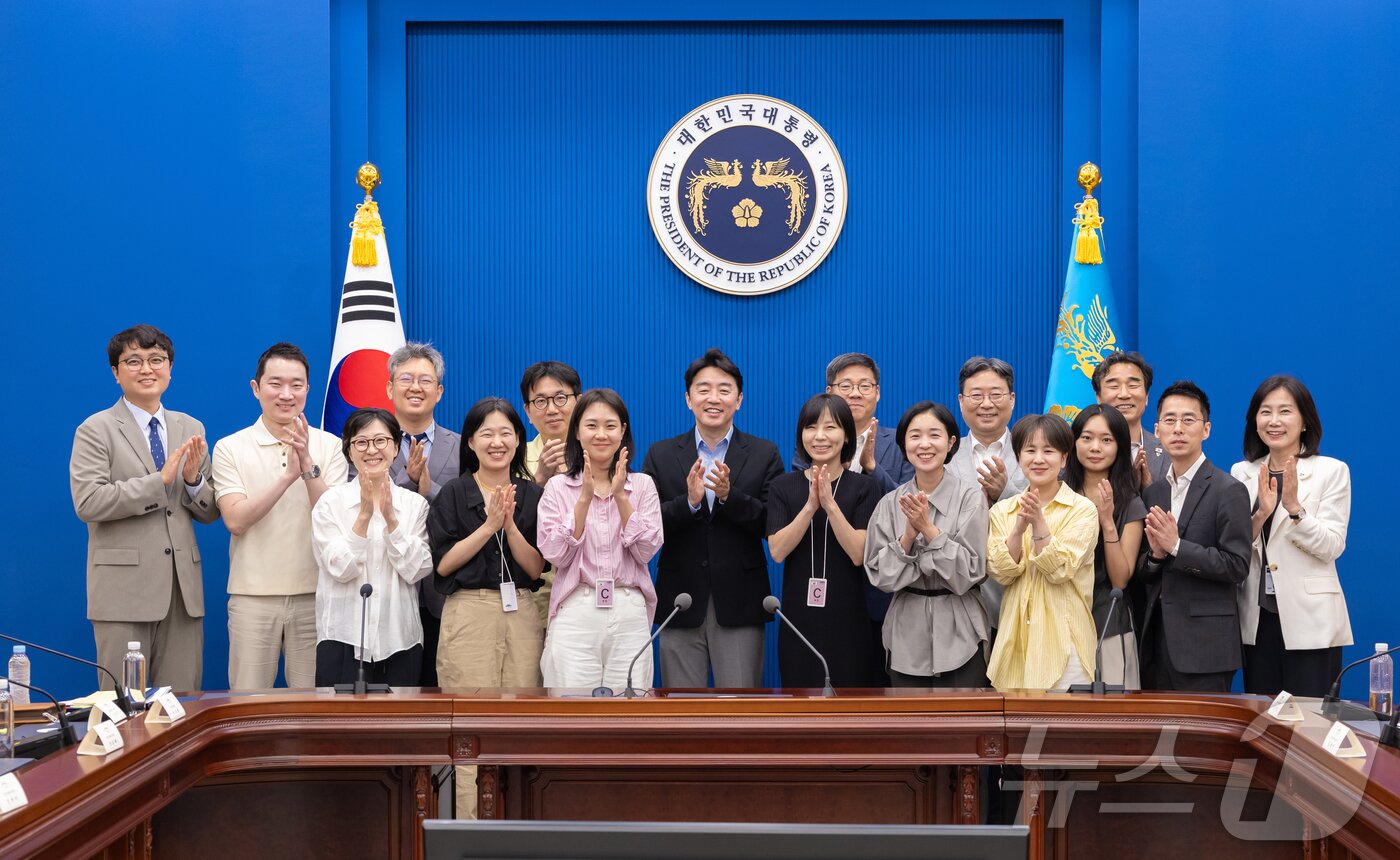 본문 이미지 - 강훈식 비서실장이 지난 14일 청와대에서 열린 청년미래자문단 최종회의에서 참석자들과 기념촬영을 하고 있다. (청와대 제공. 재판매 및 DB 금지) 2026.6.14 ⓒ 뉴스1 이재명 기자