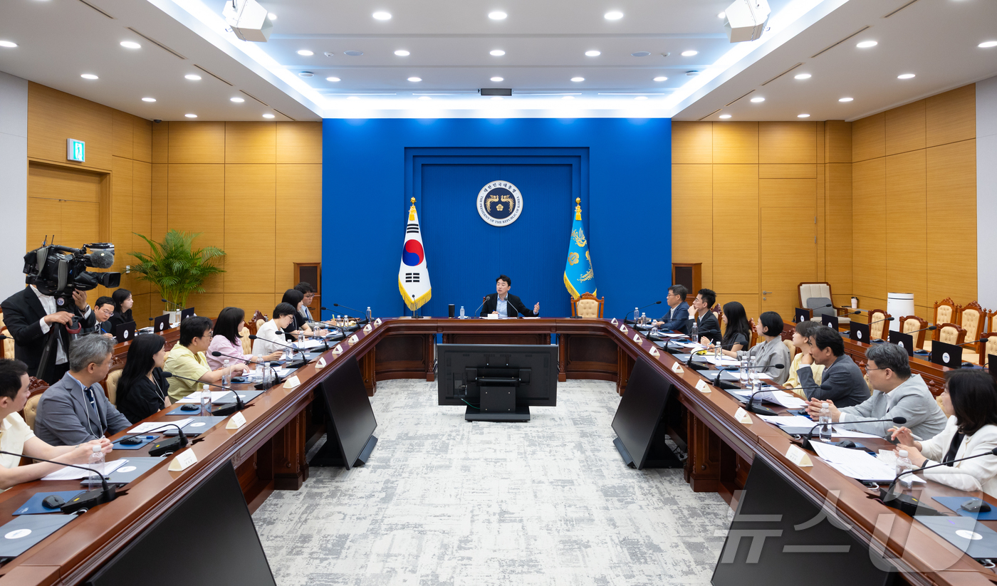 (서울=뉴스1) 이재명 기자 = 강훈식 비서실장이 14일 청와대에서 열린 청년미래자문단 최종회의에서 발언을 하고 있다. (청와대 제공. 재판매 및 DB 금지) 2026.6.14/뉴 …