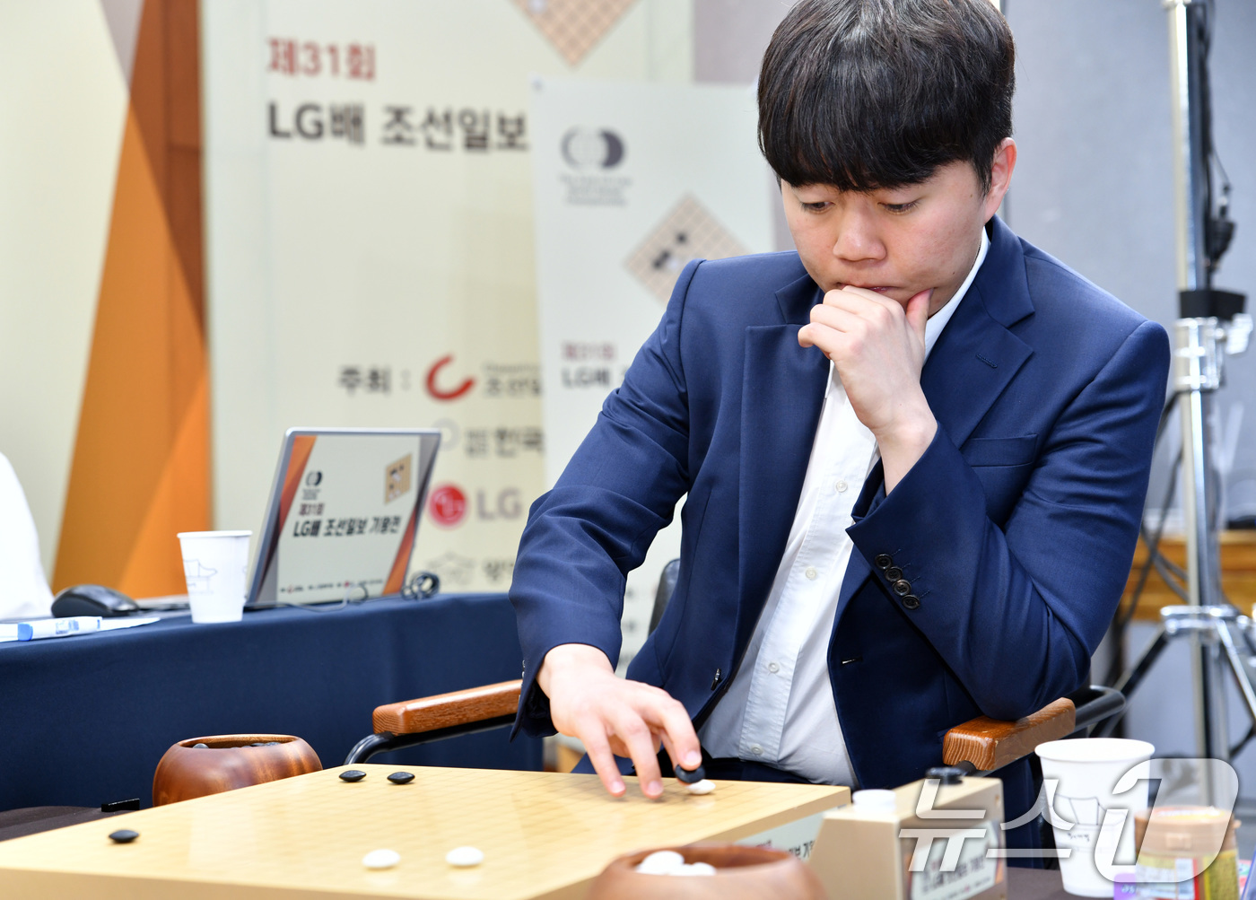 (서울=뉴스1) = 신민준 9단이 14일 전북 전주에서 열린 제31회 LG배 조선일보 기왕전 중국의 왕싱하오 9단과의 결승 1국에서 착수하고 있다. 신민준은 이날 6시간여의 치열한 …
