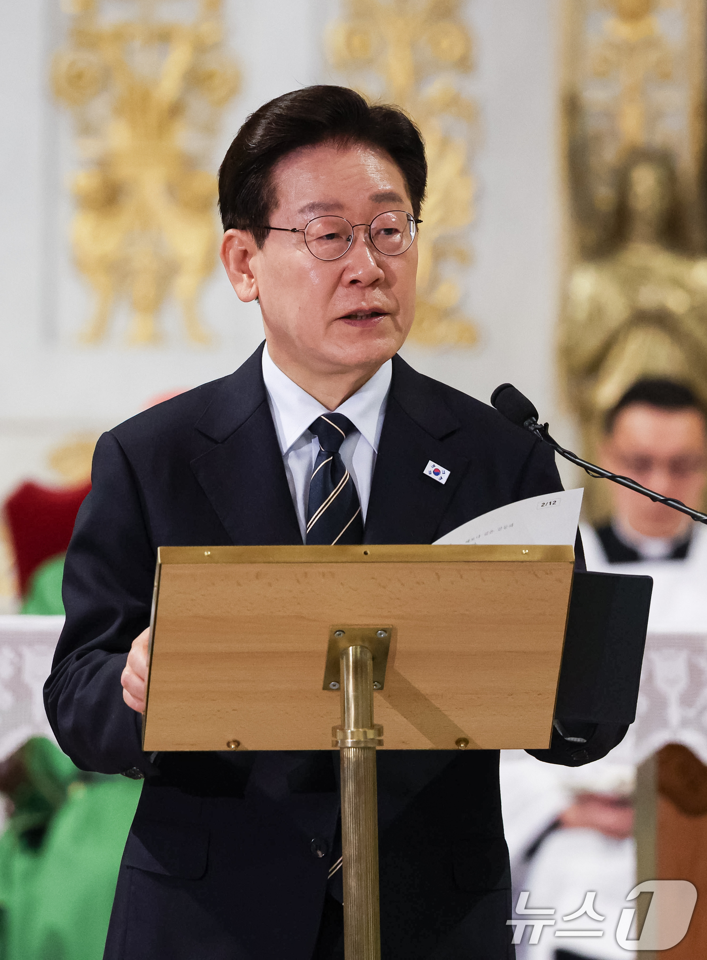 (로마(이탈리아)=뉴스1) 허경 기자 = 이재명 대통령이 14일(현지시간) 이탈리아 로마 성 바오로 대성당에서 열린 평화와 연대를 위한 특별미사에서 연설을 하고 있다. 2026.6 …