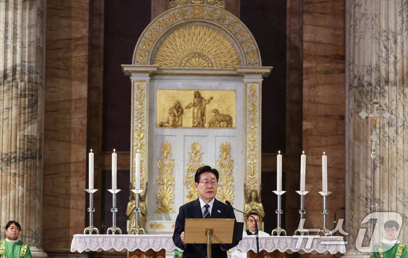 (로마(이탈리아)=뉴스1) 허경 기자 = 이재명 대통령이 14일(현지시간) 이탈리아 로마 성 바오로 대성당에서 열린 평화와 연대를 위한 특별미사에서 연설을 하고 있다. 2026.6 …