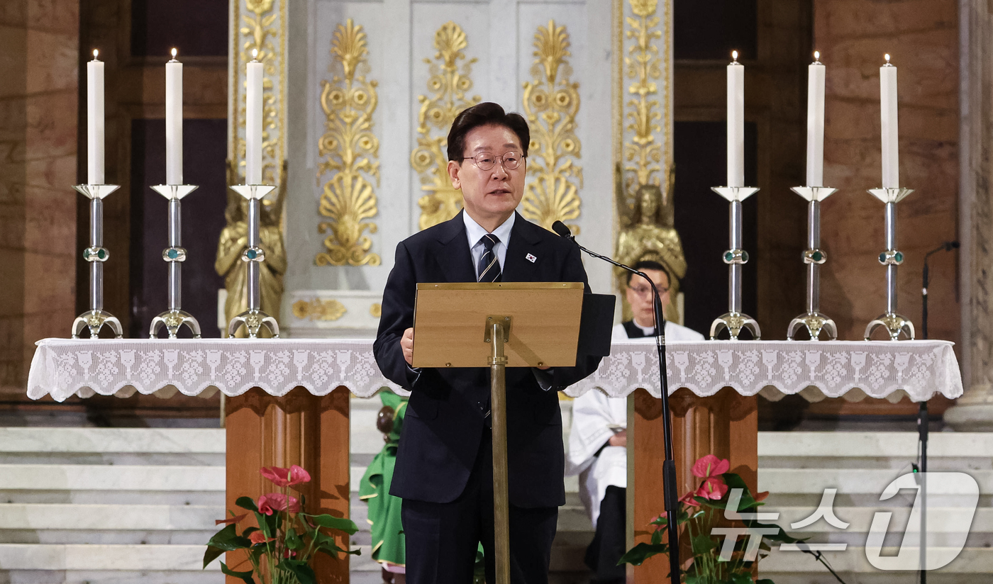 (로마(이탈리아)=뉴스1) 허경 기자 = 이재명 대통령이 14일(현지시간) 이탈리아 로마 성 바오로 대성당에서 열린 평화와 연대를 위한 특별미사에서 연설을 하고 있다. 2026.6 …