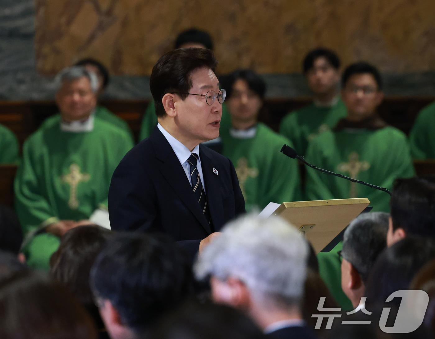 (로마(이탈리아)=뉴스1) 허경 기자 = 이재명 대통령이 14일(현지시간) 이탈리아 로마 성 바오로 대성당에서 열린 평화와 연대를 위한 특별미사에서 연설을 하고 있다. 2026.6 …