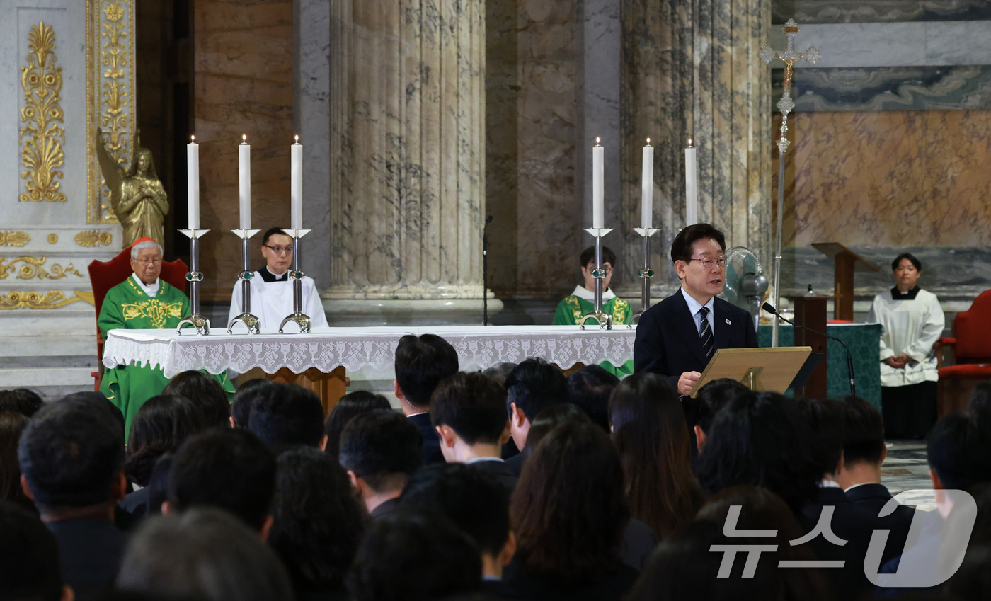 (로마(이탈리아)=뉴스1) 허경 기자 = 이재명 대통령이 14일(현지시간) 이탈리아 로마 성 바오로 대성당에서 열린 평화와 연대를 위한 특별미사에서 연설을 하고 있다. 2026.6 …