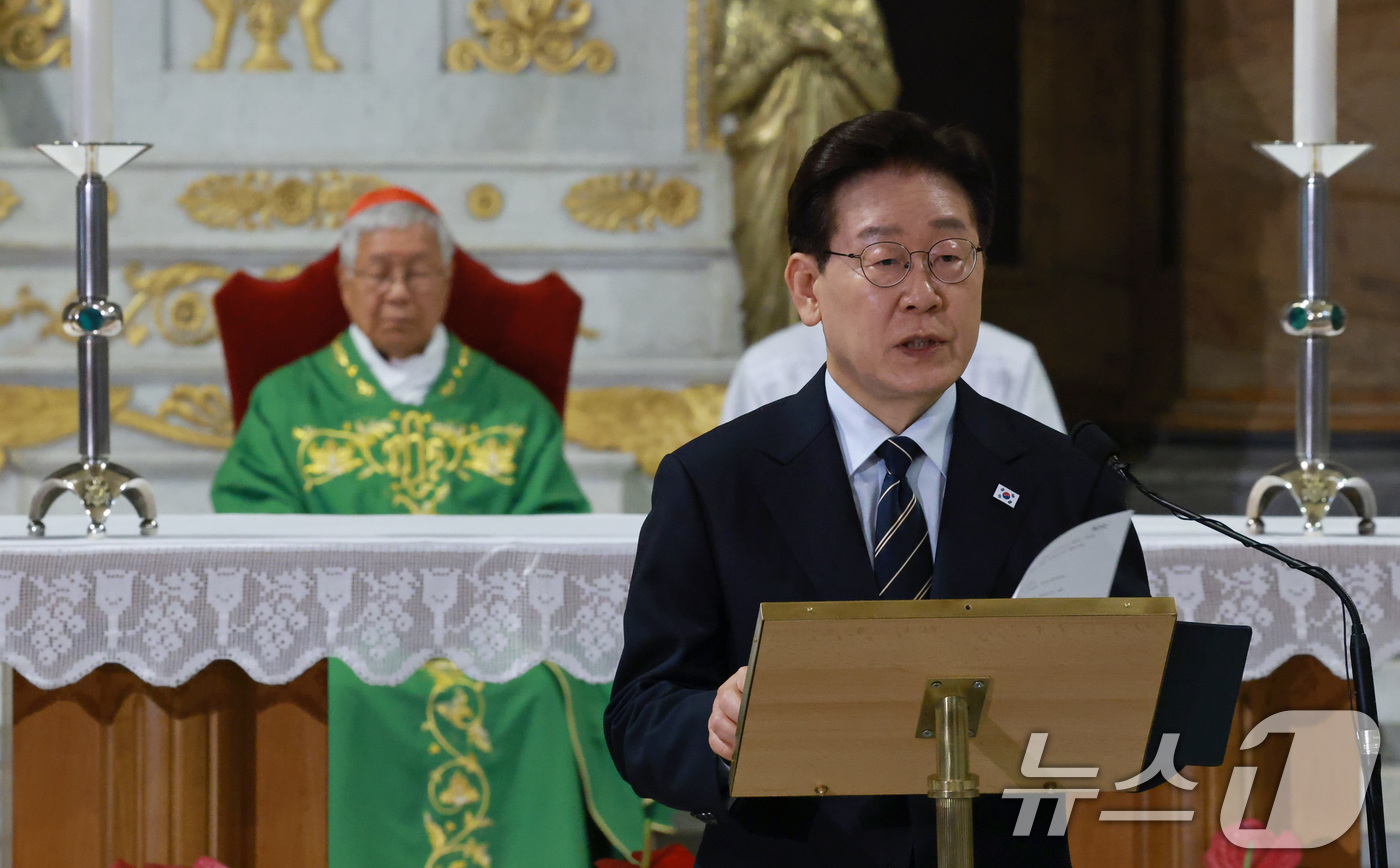 (로마(이탈리아)=뉴스1) 허경 기자 = 이재명 대통령이 14일(현지시간) 이탈리아 로마 성 바오로 대성당에서 열린 평화와 연대를 위한 특별미사에서 연설을 하고 있다. 2026.6 …