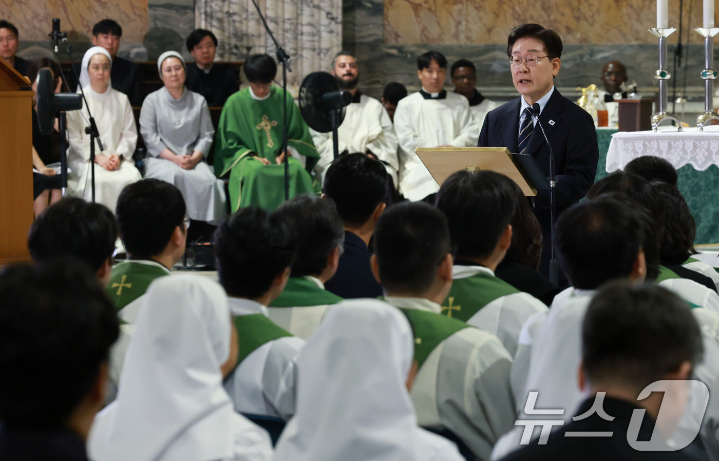 (로마(이탈리아)=뉴스1) 허경 기자 = 이재명 대통령이 14일(현지시간) 이탈리아 로마 성 바오로 대성당에서 열린 평화와 연대를 위한 특별미사에서 연설을 하고 있다. 2026.6 …