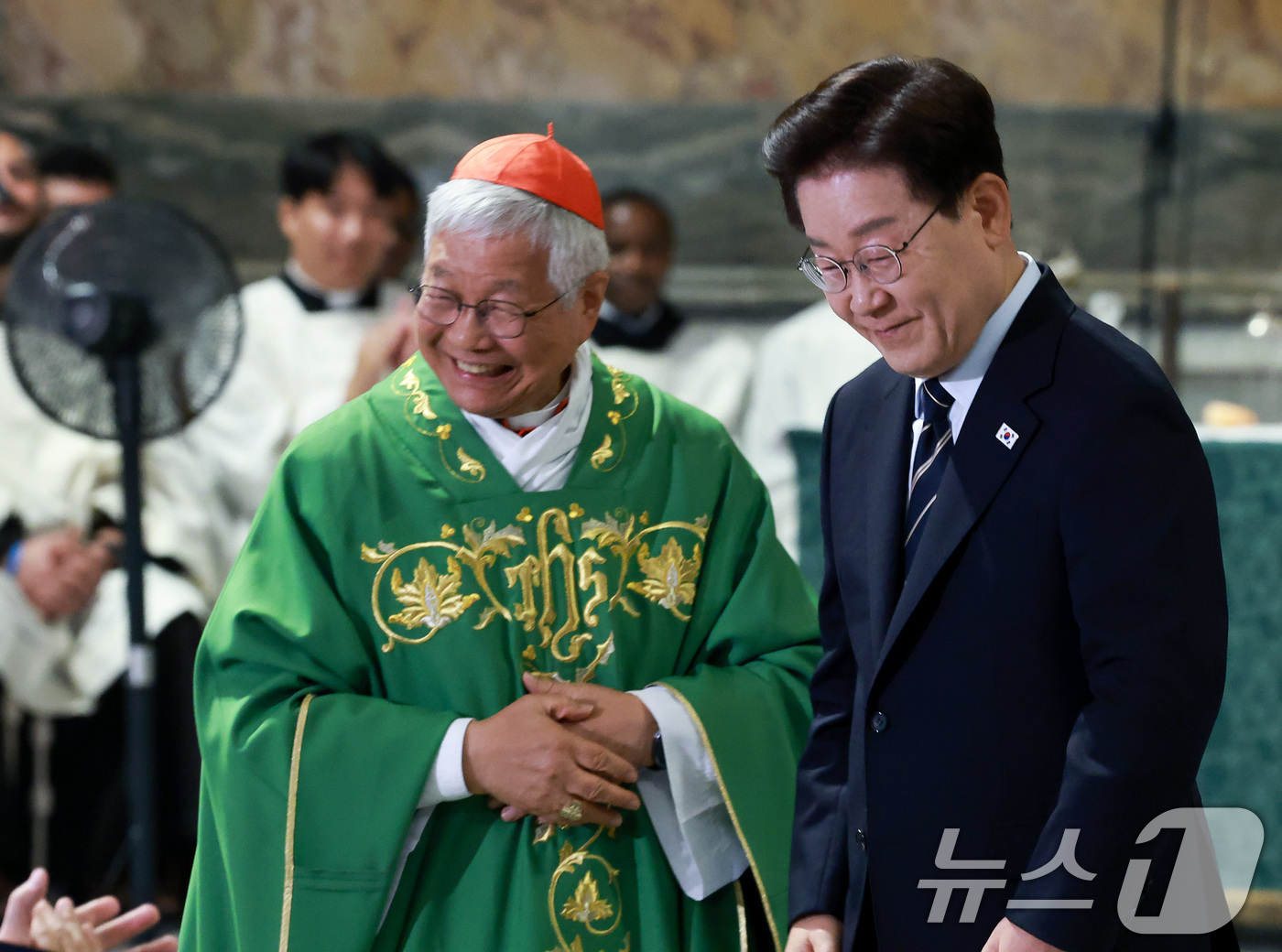 (로마(이탈리아)=뉴스1) 허경 기자 = 이재명 대통령이 14일(현지시간) 이탈리아 로마 성 바오로 대성당에서 열린 평화와 연대를 위한 특별미사에서 연설을 마친 후 자리에 착석하고 …
