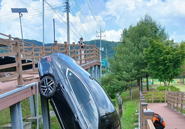 진안서 승용차 데크 충돌 후 추락…70대 운전자 경상