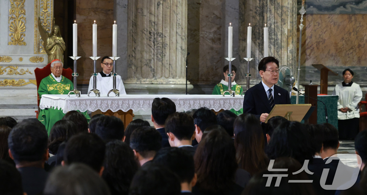 (로마(이탈리아)=뉴스1) 허경 기자 = 이재명 대통령이 14일(현지시간) 이탈리아 로마 성 바오로 대성당에서 열린 평화와 연대를 위한 특별미사에서 연설을 하고 있다. 2026.6 …