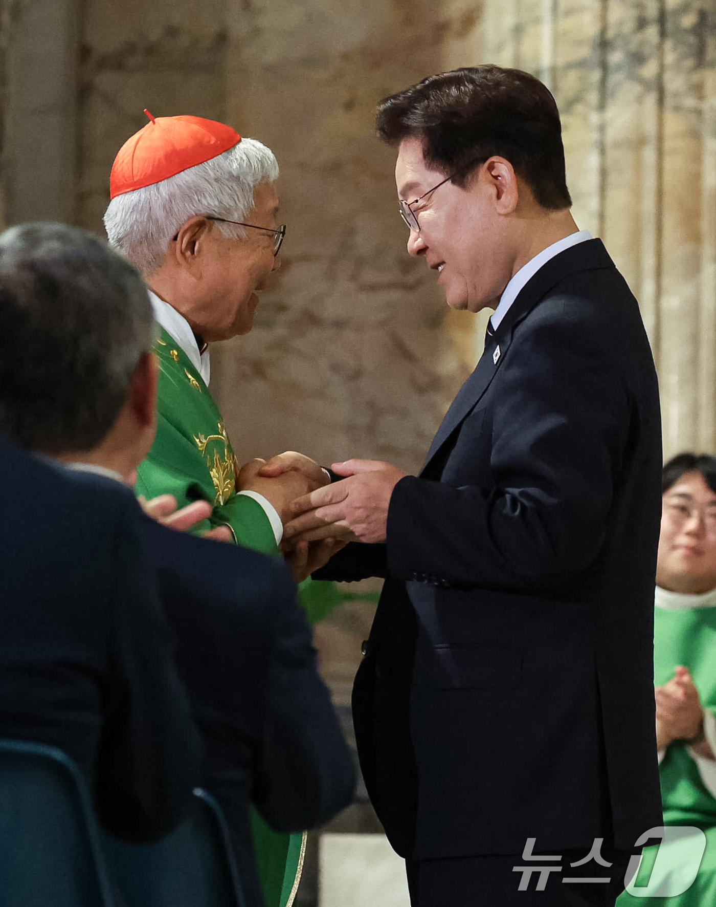 (로마(이탈리아)=뉴스1) 허경 기자 = 이재명 대통령과 유흥식 추기경이 14일(현지시간) 이탈리아 로마 성 바오로 대성당에서 열린 평화와 연대를 위한 특별미사를 마친 후 인사를 …