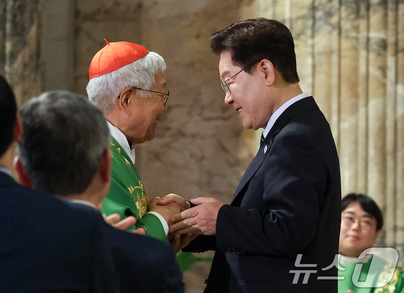 (로마(이탈리아)=뉴스1) 허경 기자 = 이재명 대통령과 유흥식 추기경이 14일(현지시간) 이탈리아 로마 성 바오로 대성당에서 열린 평화와 연대를 위한 특별미사를 마친 후 인사를 …