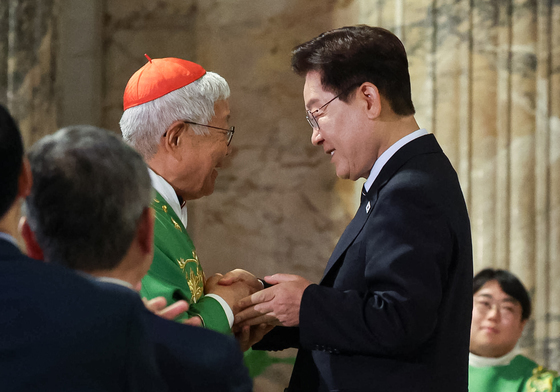 인사 나누는 이재명 대통령·유흥식 추기경