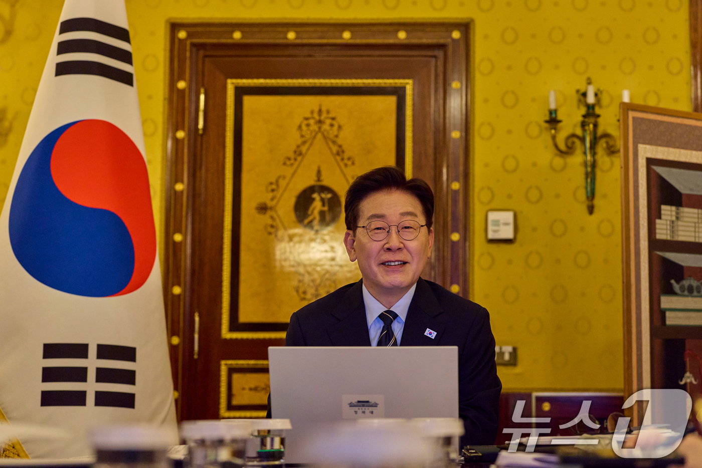 (로마(이탈리아)=뉴스1) 허경 기자 = 유럽 순방 중인 이재명 대통령이 14일(현지 시간) 이탈리아 로마에서 화상 수석·보좌관회의를 주재하고 있다. (공동취재) 2026.6.14 …