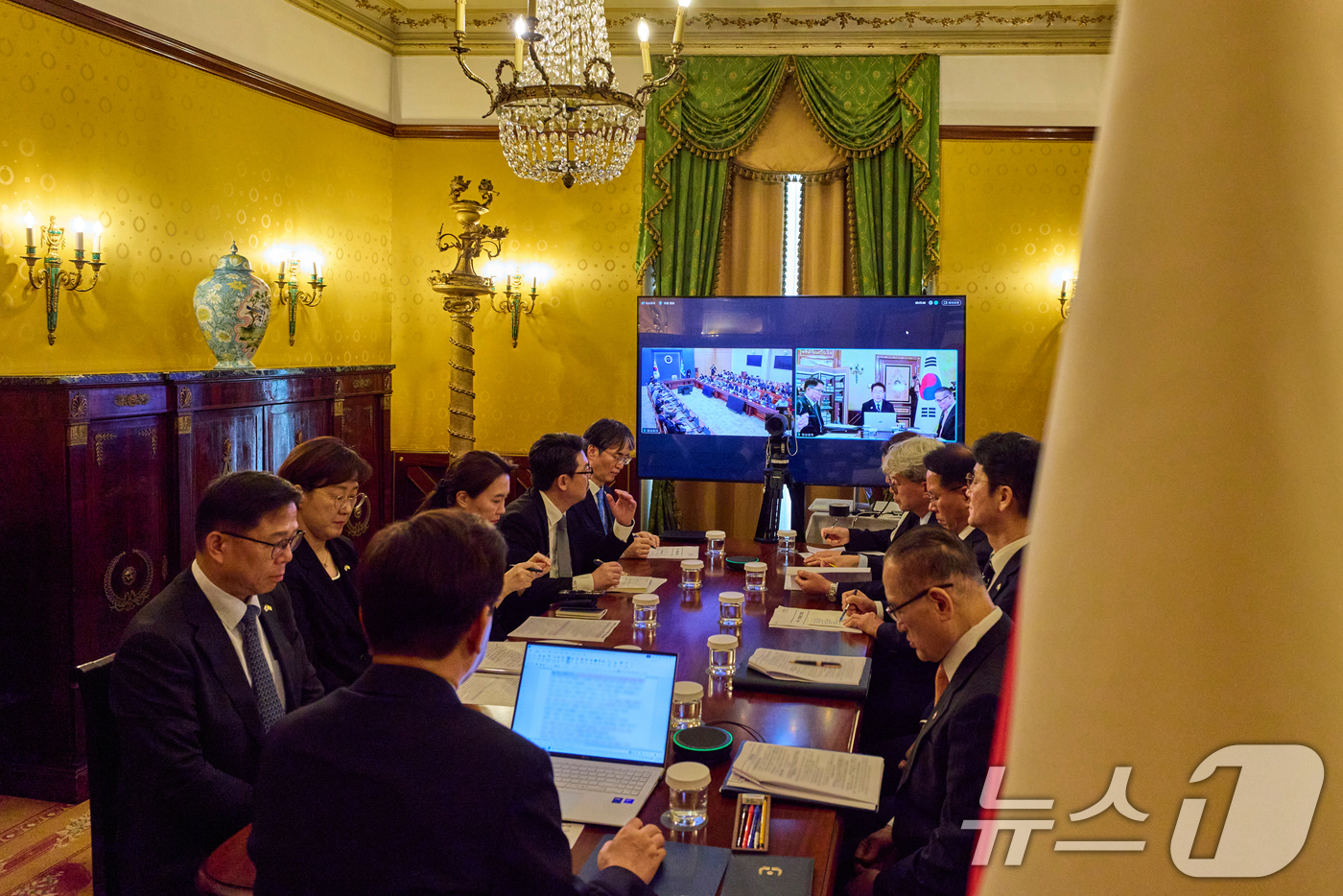 (로마(이탈리아)=뉴스1) 허경 기자 = 유럽 순방 중인 이재명 대통령이 14일(현지 시간) 이탈리아 로마에서 화상 수석·보좌관회의를 주재하고 있다. (공동취재) 2026.6.14 …