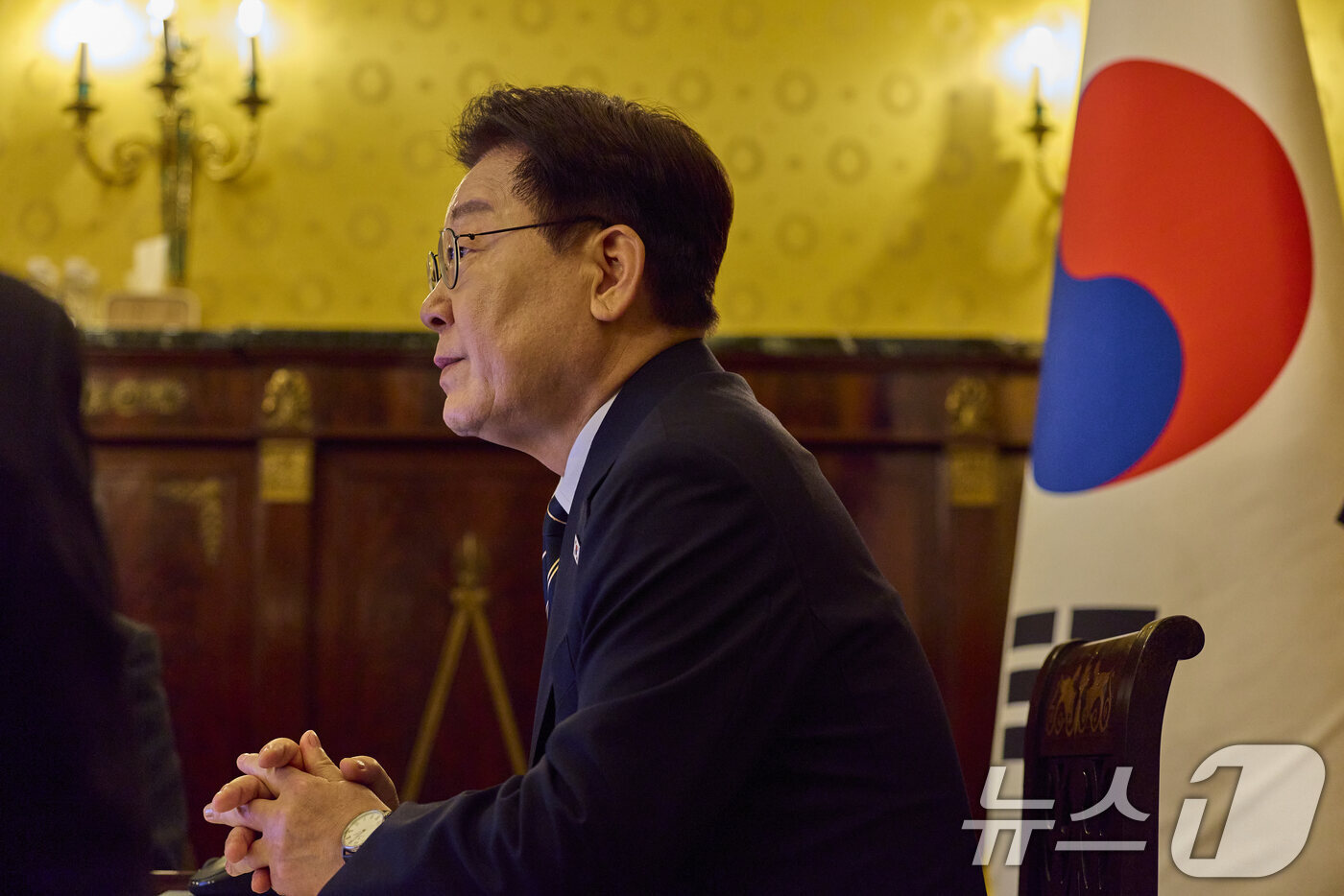 (로마(이탈리아)=뉴스1) 허경 기자 = 유럽 순방 중인 이재명 대통령이 14일(현지 시간) 이탈리아 로마에서 화상 수석·보좌관회의를 주재하고 있다. (공동취재) 2026.6.14 …