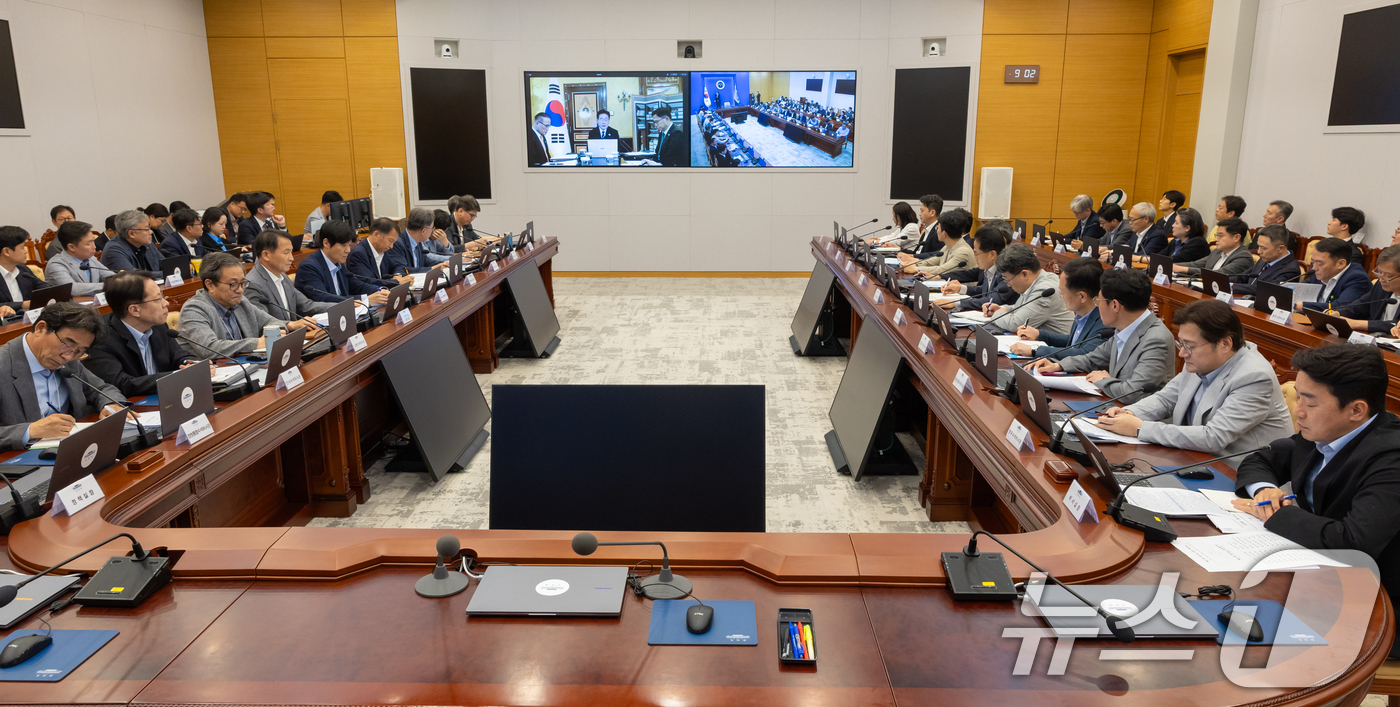 (로마(이탈리아)=뉴스1) 허경 기자 = 강훈식 비서실장이 14일 청와대에서 열린 수석보좌관회의에 참석해 있다. (청와대 제공. 재판매 및 DB 금지) 2026.6.14/뉴스1