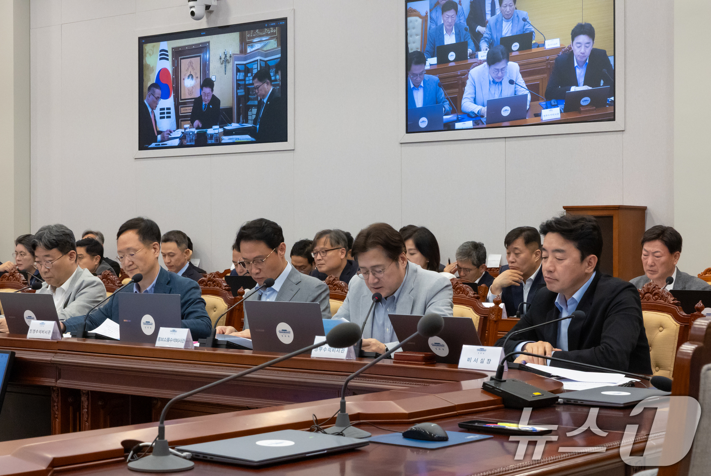 (로마(이탈리아)=뉴스1) 허경 기자 = 강훈식 비서실장이 14일 청와대에서 열린 수석보좌관회의에 참석해 있다. (청와대 제공. 재판매 및 DB 금지) 2026.6.14/뉴스1