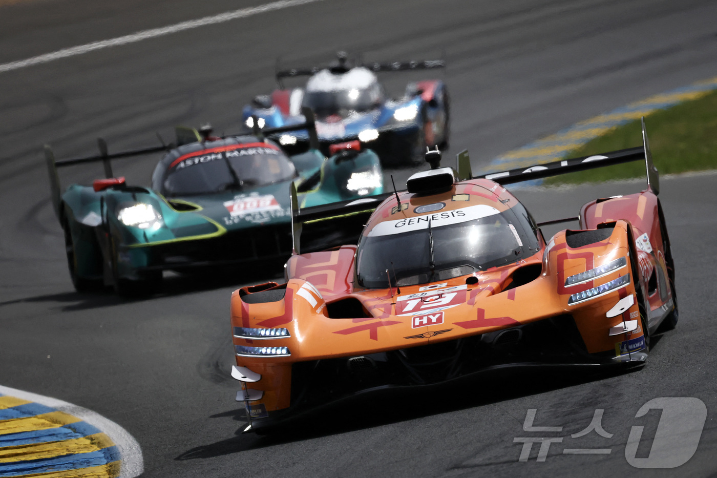 (로이터=뉴스1) 구윤성 기자 = 14일(현지시간) 오후 프랑스 르망 라 사르트서킷에서 열린  '르망 24시'에 출전한 제네시스 마그마 레이싱팀(GMR)의 하이퍼카 GMR-001 …