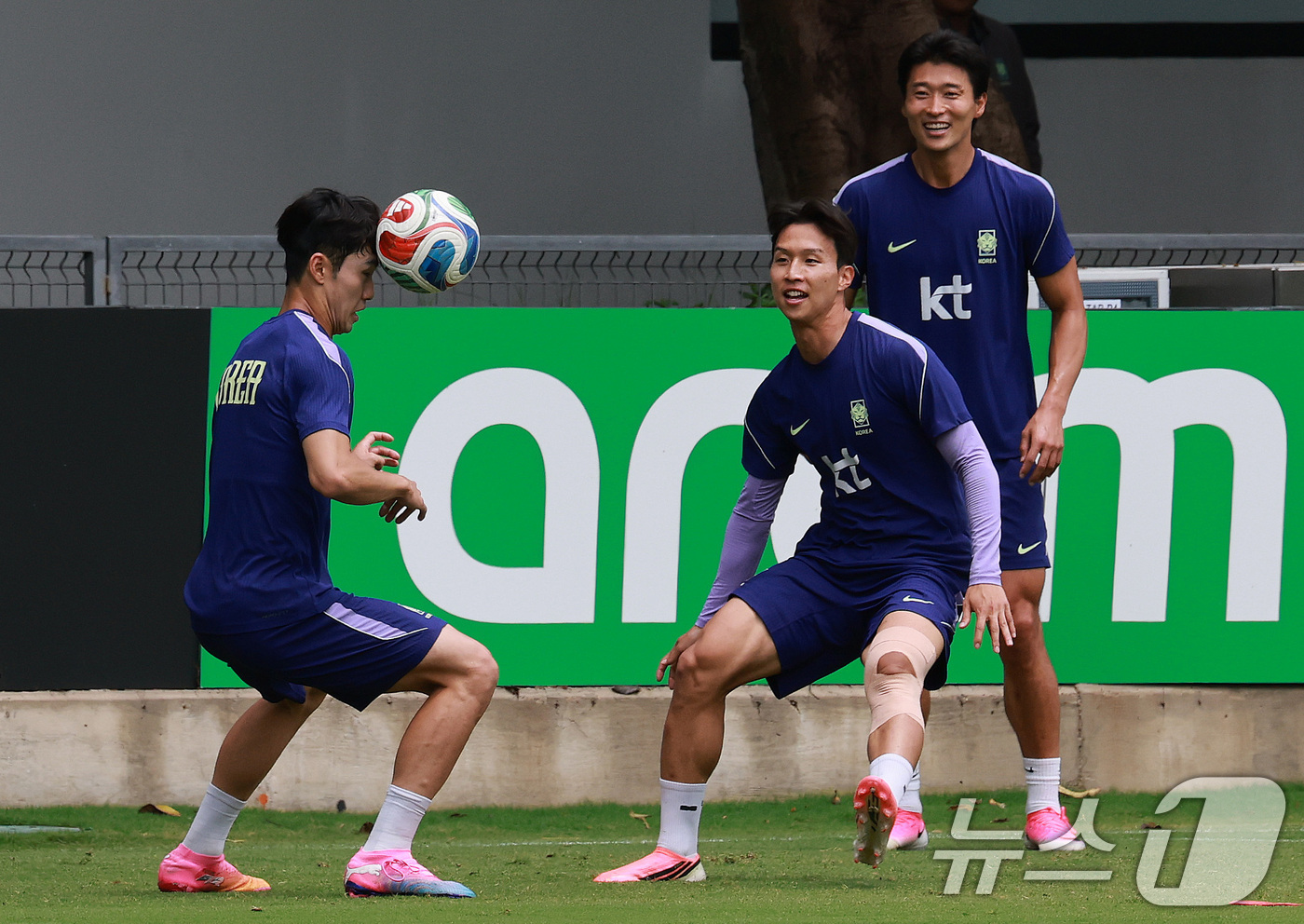 (과달라하라(멕시코)=뉴스1) 임세영 기자 = 2026 북중미 월드컵에 출전하는 대한민국 축구 국가대표팀 이기혁(왼쪽부터), 엄지성, 조규성이 15일(현지시간) 멕시코 과달라하라 …