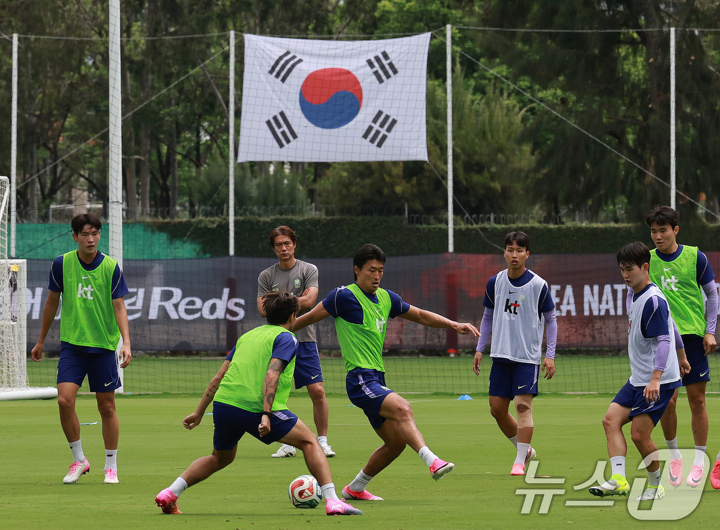 (과달라하라(멕시코)=뉴스1) 임세영 기자 = 홍명보 대한민국 축구 국가대표팀 감독이 15일(현지시간) 멕시코 과달라하라 인근 사포판에 위치한 베이스캠프 훈련장 치바스 바예 베르데 …