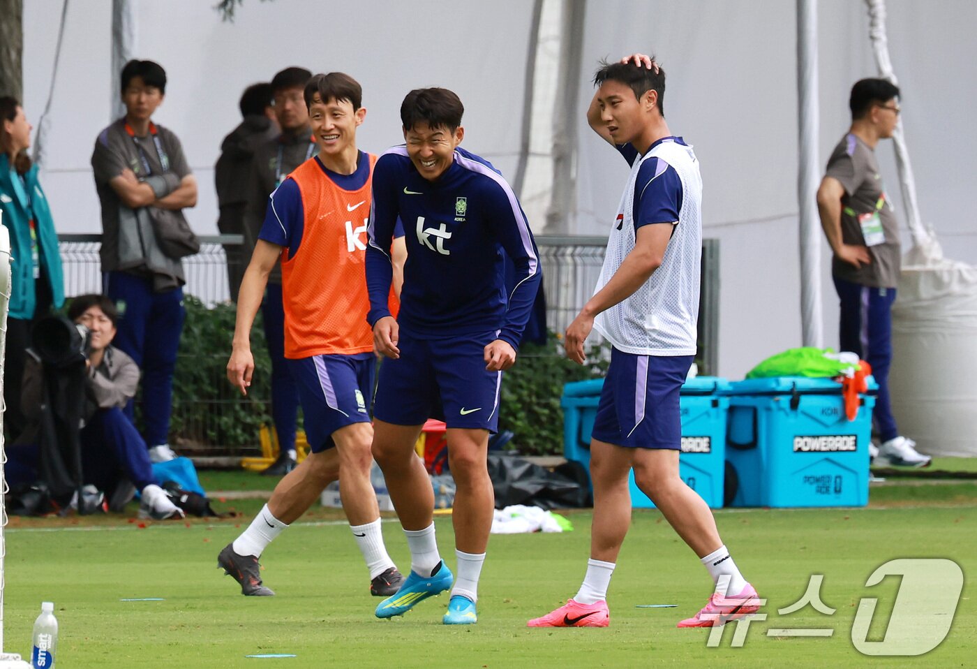 본문 이미지 - 2026 북중미 월드컵에 출전하는 대한민국 축구 국가대표팀 이재성(왼쪽부터), 손흥민, 백승호가 15일(현지시간) 멕시코 과달라하라 인근 사포판에 위치한 베이스캠프 훈련장 치바스 바예 베르데에서 훈련 중 환하게 웃고 있다. 2026.6.15 ⓒ 뉴스1 임세영 기자