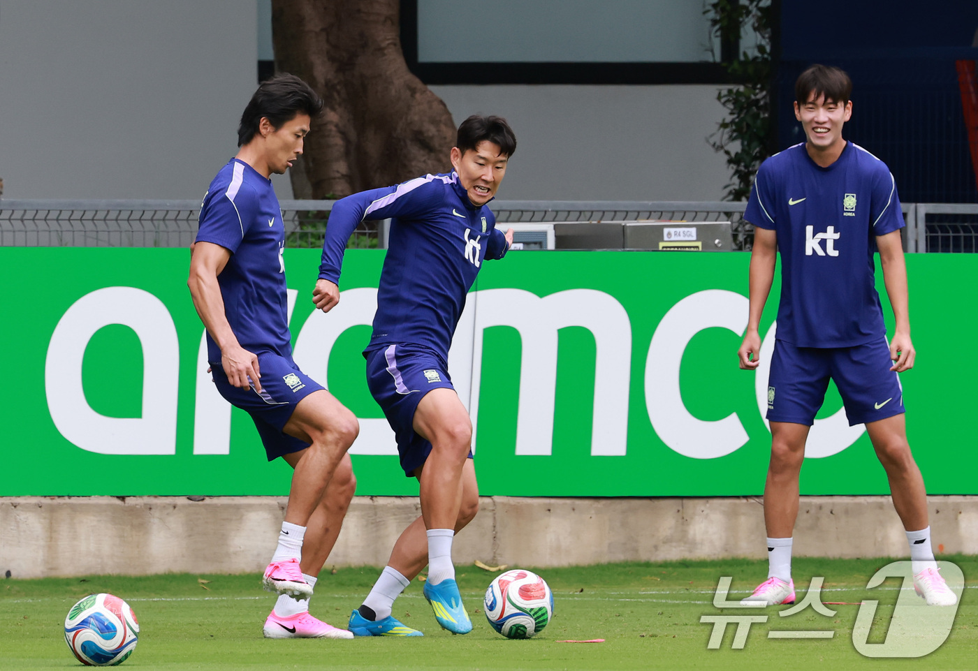 (과달라하라(멕시코)=뉴스1) 임세영 기자 = 2026 북중미 월드컵에 출전하는 대한민국 축구 국가대표팀 조규성, 손흥민, 조위제가 15일(현지시간) 멕시코 과달라하라 인근 사포판 …