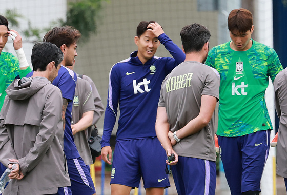 손흥민 '환한미소'