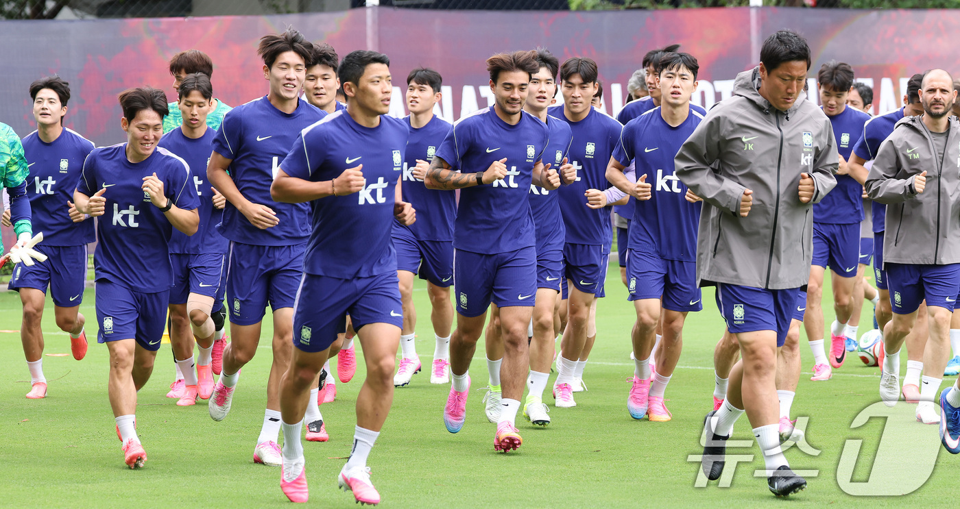 (과달라하라(멕시코)=뉴스1) 박지혜 기자 = 한국 축구 국가대표팀 선수들이 14일(현지시간) 멕시코 과달라하라 인근 사포판에 위치한 베이스캠프 훈련장 치바스 바예 베르데에서 훈련 …