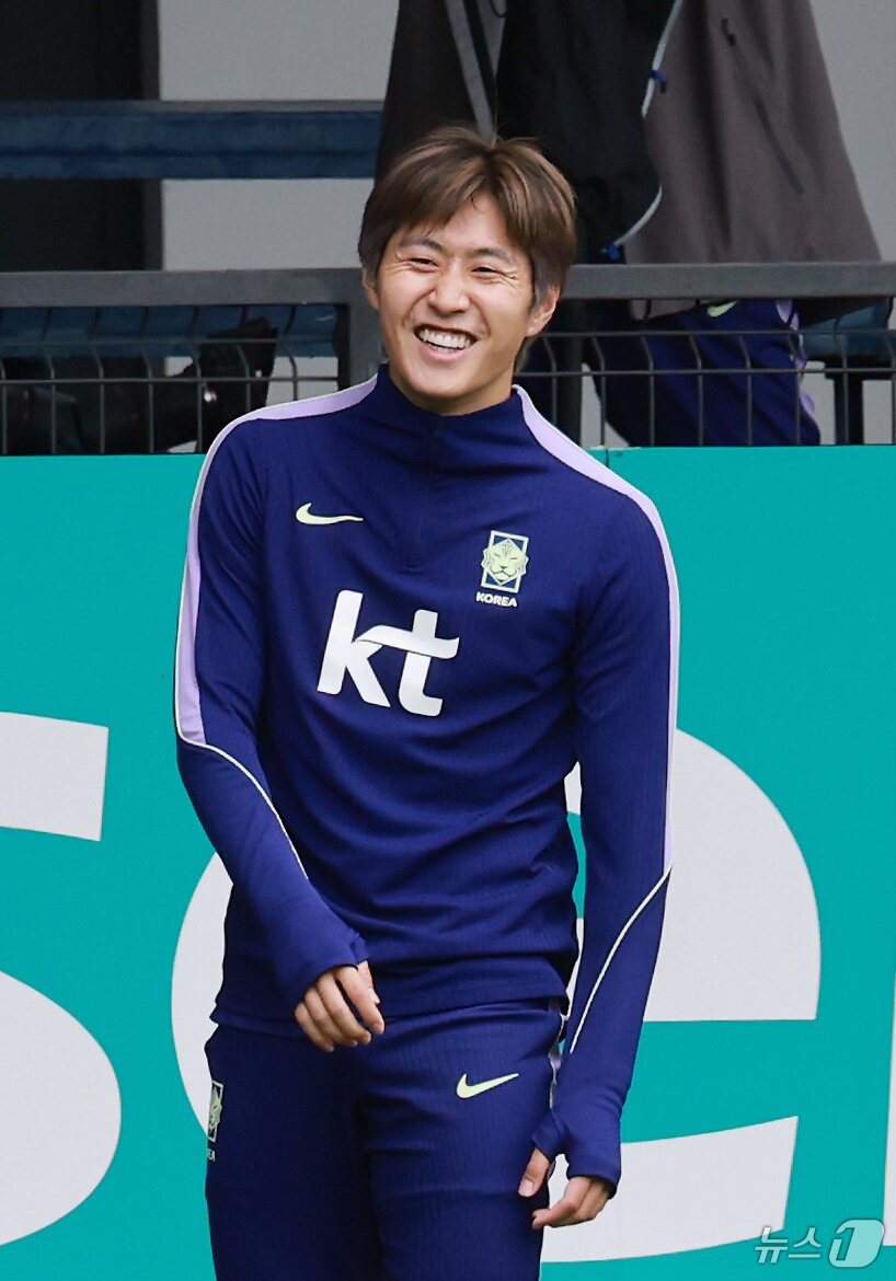 본문 이미지 - 2026 북중미 월드컵에 출전하는 대한민국 축구 국가대표팀 이강인이 14일(현지시간) 멕시코 과달라하라 인근 사포판에 위치한 베이스캠프 훈련장 치바스 바예 베르데에서 훈련 중 환하게 웃고 있다. 2026.6.15 ⓒ 뉴스1 임세영 기자