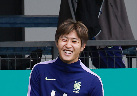 환하게 웃는 이강인