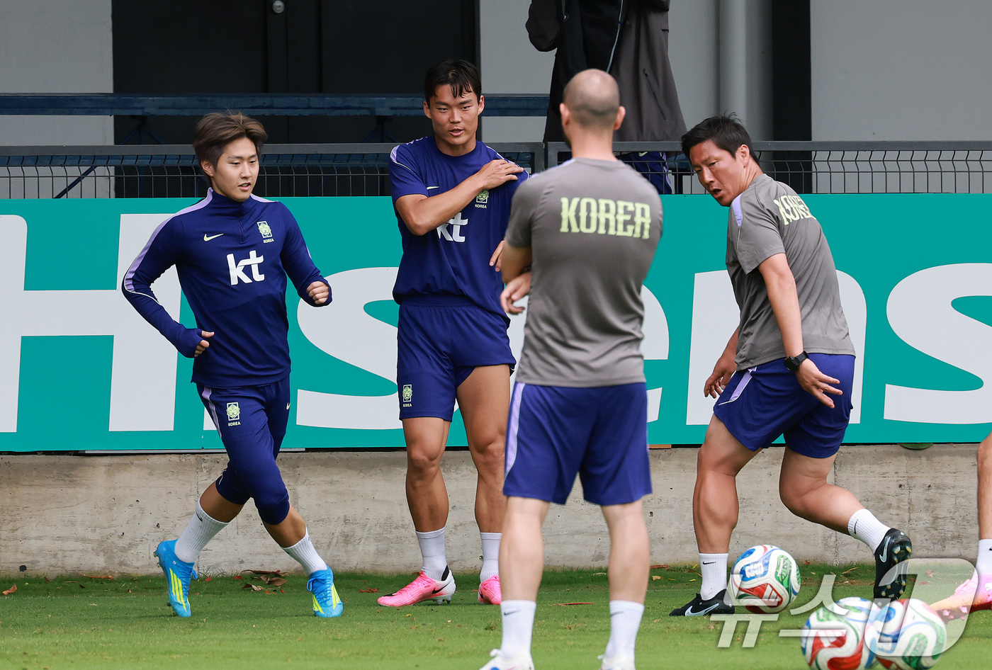 (과달라하라(멕시코)=뉴스1) 임세영 기자 = 2026 북중미 월드컵에 출전하는 대한민국 축구 국가대표팀 이강인, 오현규가 15일(현지시간) 멕시코 과달라하라 인근 사포판에 위치한 …