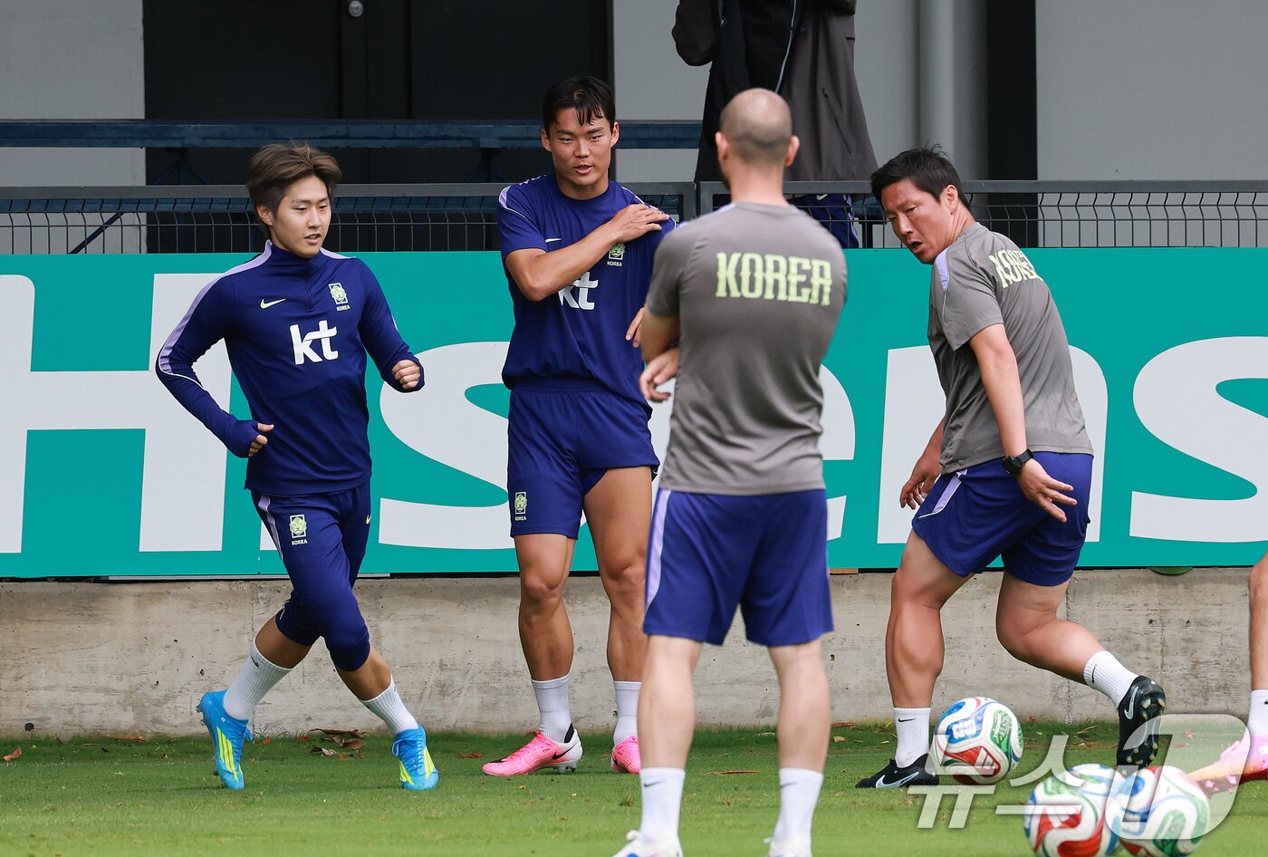 본문 이미지 - 2026 북중미 월드컵에 출전하는 대한민국 축구 국가대표팀 이강인, 오현규가 15일(현지시간) 멕시코 과달라하라 인근 사포판에 위치한 베이스캠프 훈련장 치바스 바예 베르데에서 훈련을 하고 있다. 2026.6.15 ⓒ 뉴스1 임세영 기자