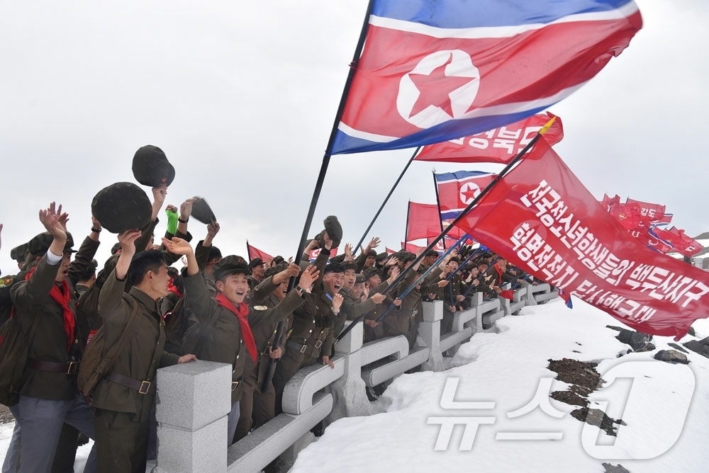 (평양 노동신문=뉴스1) = 북한 노동당 기관지 노동신문은 15일 "전국청소년학생들의 백두산지구 혁명전적지답사행군대가 14일 혁명의 성산 백두산에 올랐다"라고 보도했다. [국내에서 …