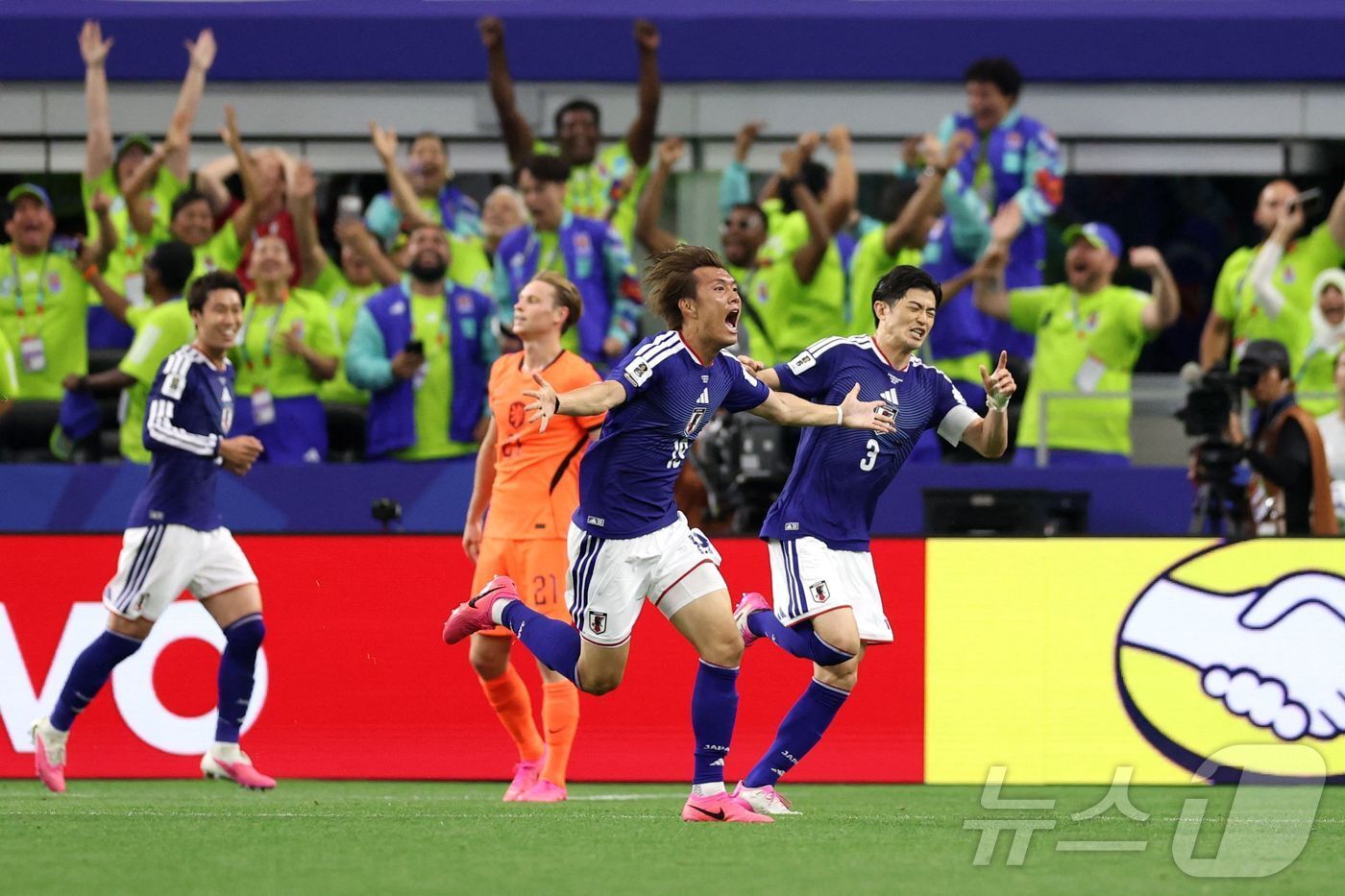 본문 이미지 - 네덜란드와 2-2로 비긴 일본 축구대표팀.  ⓒ AFP=뉴스1