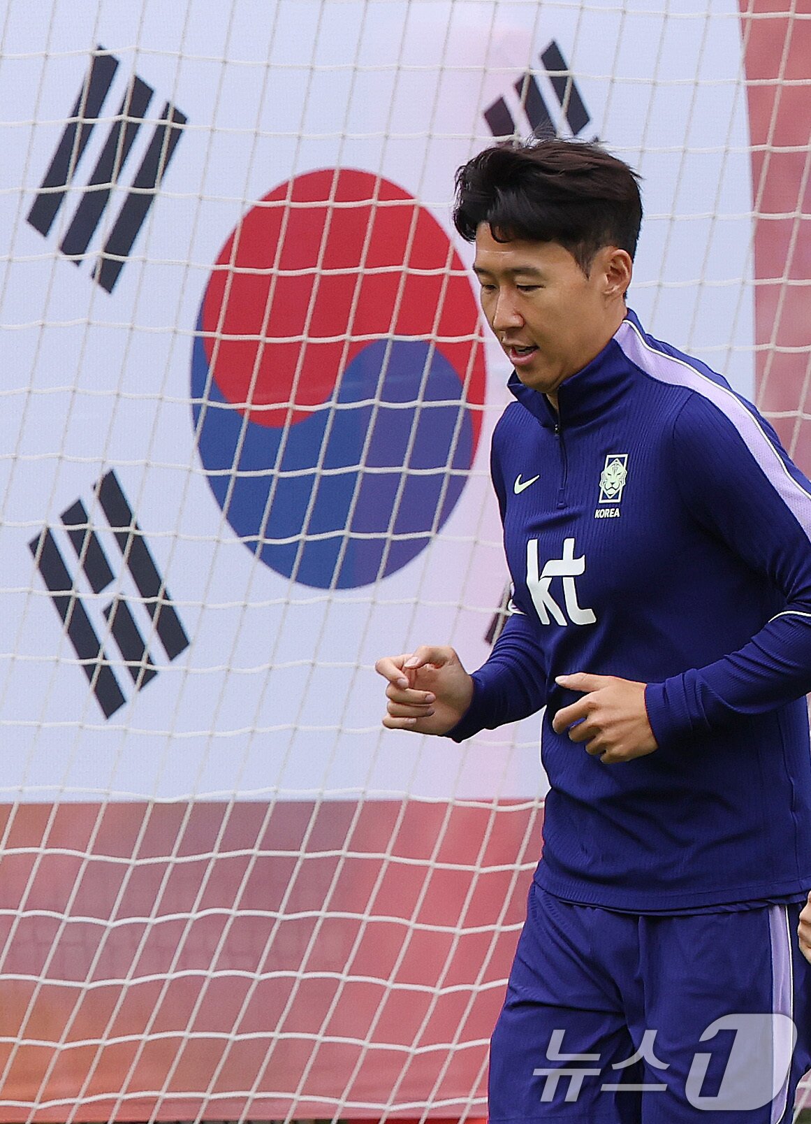 본문 이미지 - 한국 축구 국가대표팀 주장 손흥민이 14일(현지시간) 멕시코 과달라하라 인근 사포판에 위치한 베이스캠프 훈련장 치바스 바예 베르데에서 훈련을 하고 있다. 2026.6.15 ⓒ 뉴스1 박지혜 기자