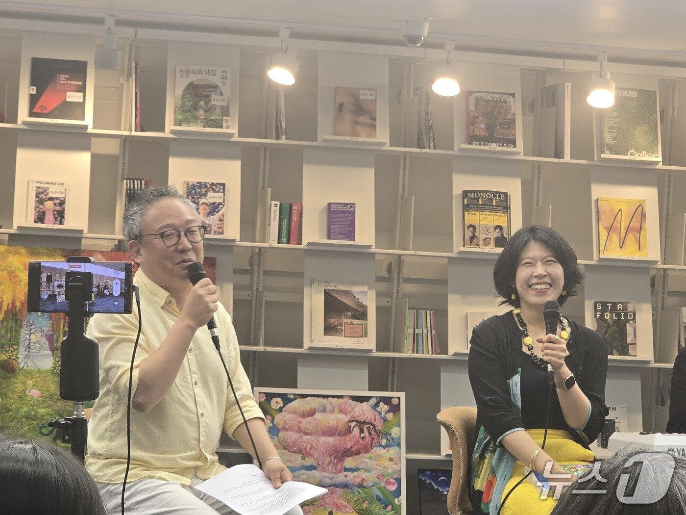 본문 이미지 - 14일 수원 경기도서관에서 개최된 천지수 작가 '독후화' 북토크에서 천지수 작가와 김성신 출판평론가가 대담을 나누고 있다. ⓒ 뉴스1 김정한 기자