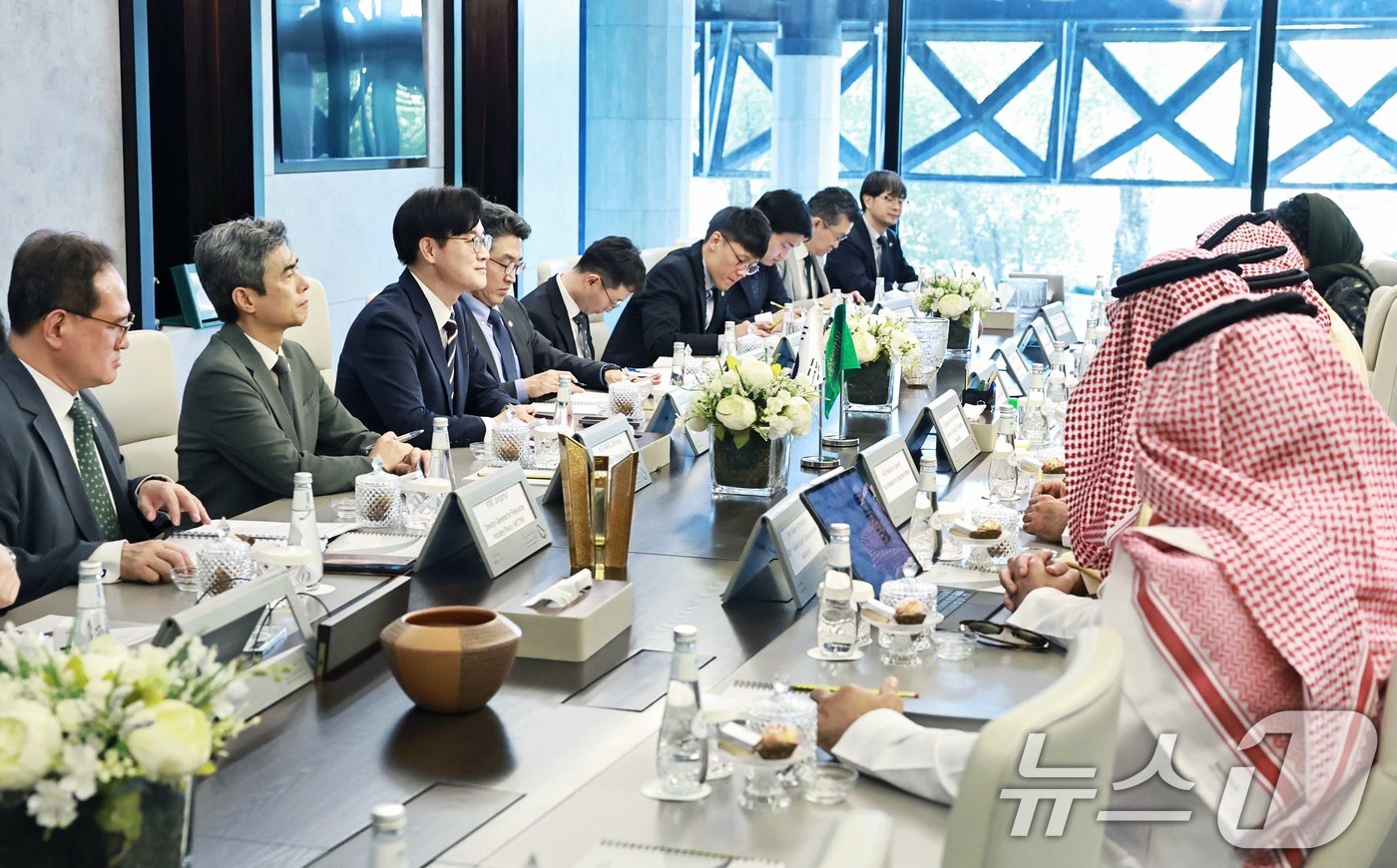 (서울=뉴스1) = 김정관 산업통상부 장관이 14일(현지시간) 사우디아라비아를 방문, 반다르 알코라예프 산업광물자원부 장관과 면담하고 있다. (산업통상부 제공. 재판매 및 DB금지 …