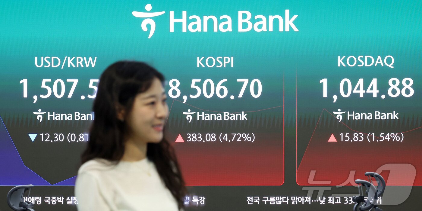 본문 이미지 - 미국과 이란의 종전 양해각서(MOU) 합의 발표에 코스피 지수가 매수 사이드카가 발동한 15일 서울 중구 하나은행 본점 딜링룸 전광판에 개장 시황이 나오고 있다. 2026.6.15 ⓒ 뉴스1 김성진 기자