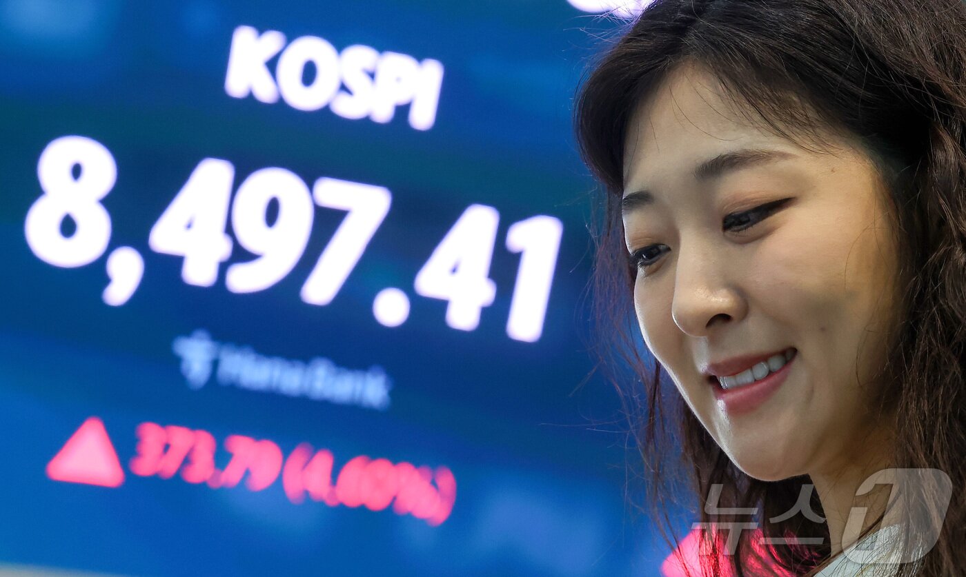본문 이미지 - 미국과 이란의 종전 양해각서(MOU) 합의 발표에 코스피 지수가 매수 사이드카가 발동한 15일 서울 중구 하나은행 본점 딜링룸 전광판에 개장 시황이 나오고 있다. 2026.6.15 ⓒ 뉴스1 김성진 기자