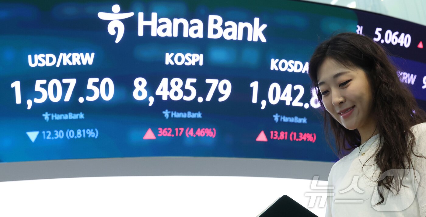 본문 이미지 - 미국과 이란의 종전 양해각서(MOU) 합의 발표에 코스피 지수가 매수 사이드카가 발동한 15일 서울 중구 하나은행 본점 딜링룸 전광판에 개장 시황이 나오고 있다.  2026.6.15 ⓒ 뉴스1 김성진 기자